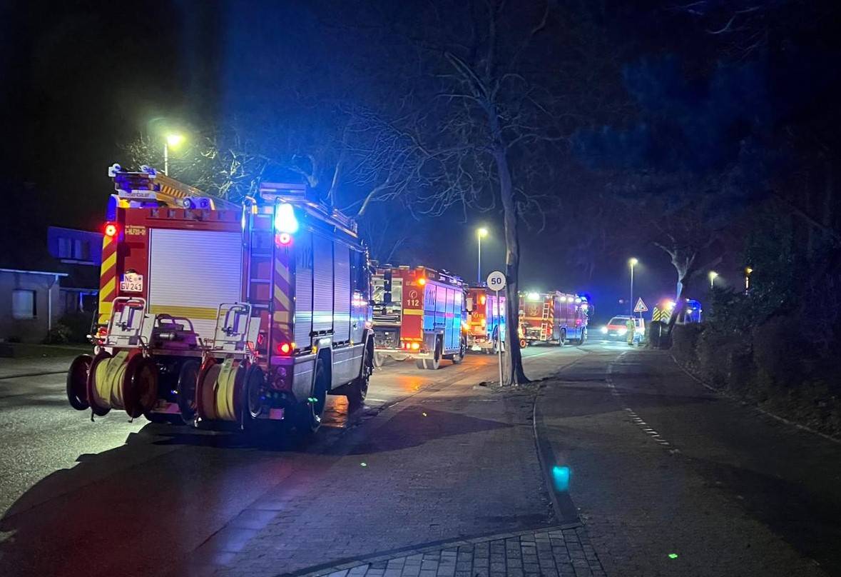 Feuerwehr rettet Mann aus Wassergraben