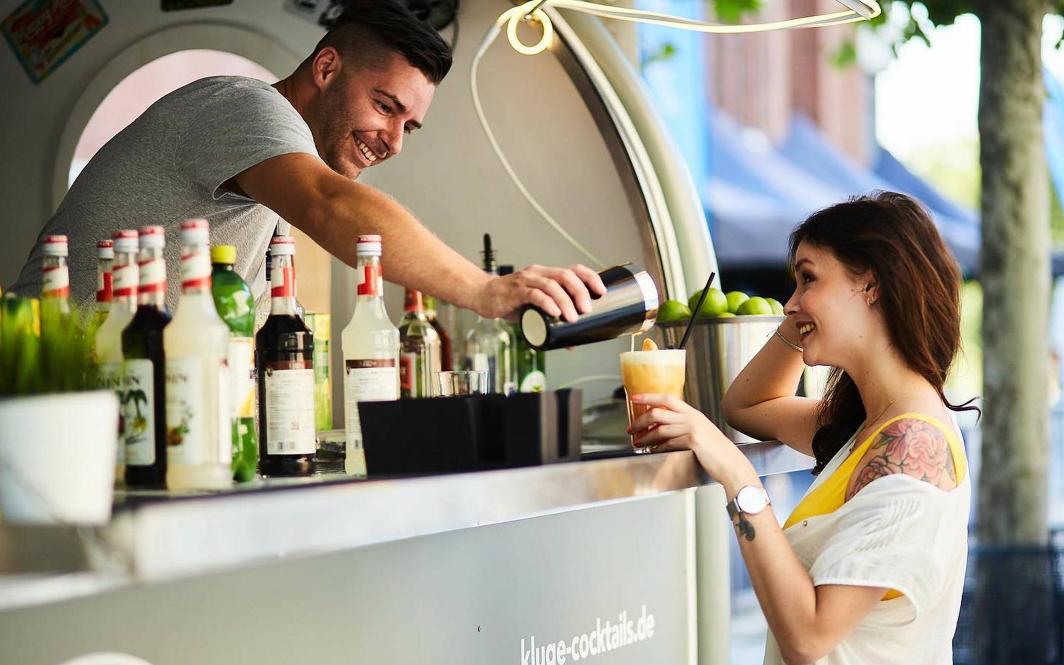  Ab 18 Uhr gibt es dann zusätzlich leckere Frucht-Cocktails, frisch vor Ort gemixt und nach Wunsch zusammengestellt. 