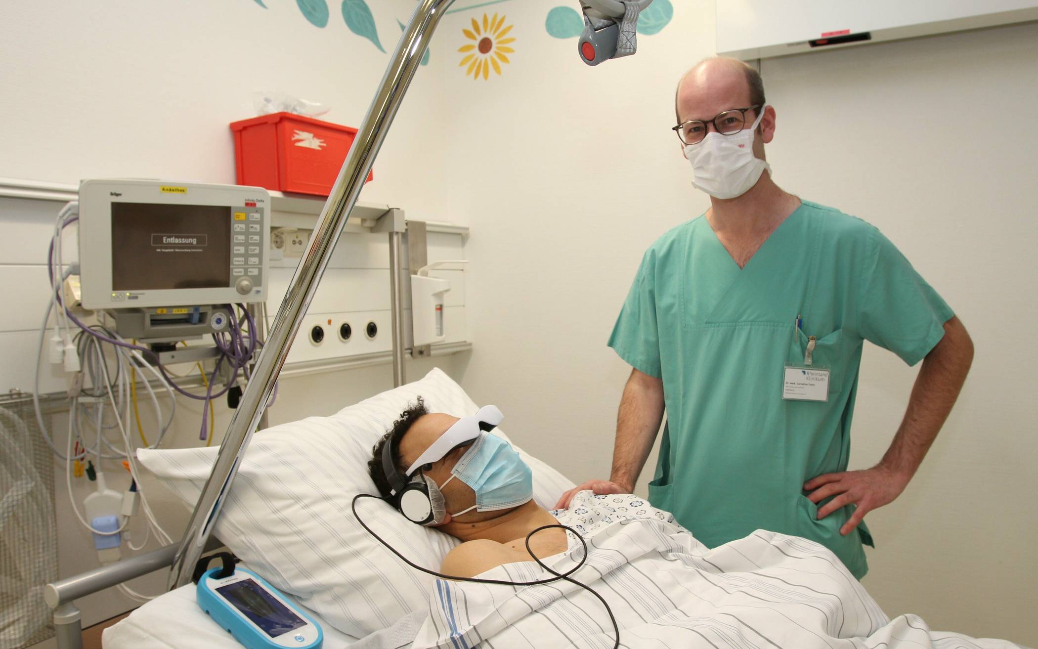 Dr. Cornelius Trenz, Standortleiter der Klinik für Anästhesie und Intensivmedizin am „St. Elisabeth“-Krankenhaus, freut sich, dass das Krankenhaus mit Unterstützung des Fördervereins zwei Sets mit Videobrillen anschaffen konnte.  