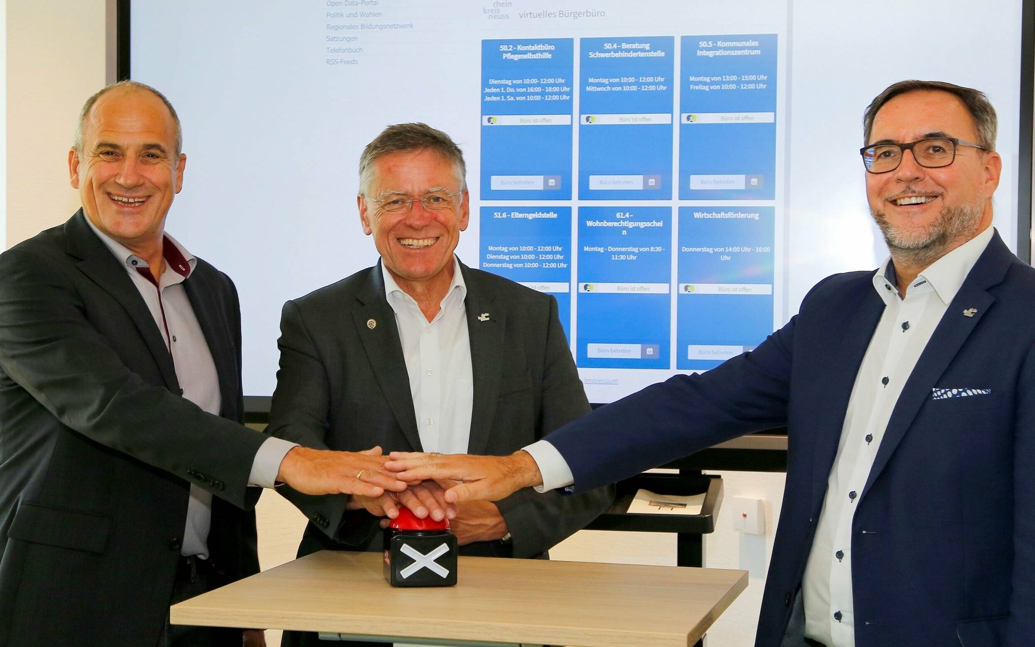  Landrat Hans-Jürgen Petrauschke (Mitte), IT-Kreisdezernent Harald Vieten (rechts) und Markus Brungs, Geschäftsführer der ACP Köln, die die technischen Voraussetzungen für das neue Bürgerbüro geschaffen hatte, beim Start des virtuellen Bürgerbüros im September 2021. 