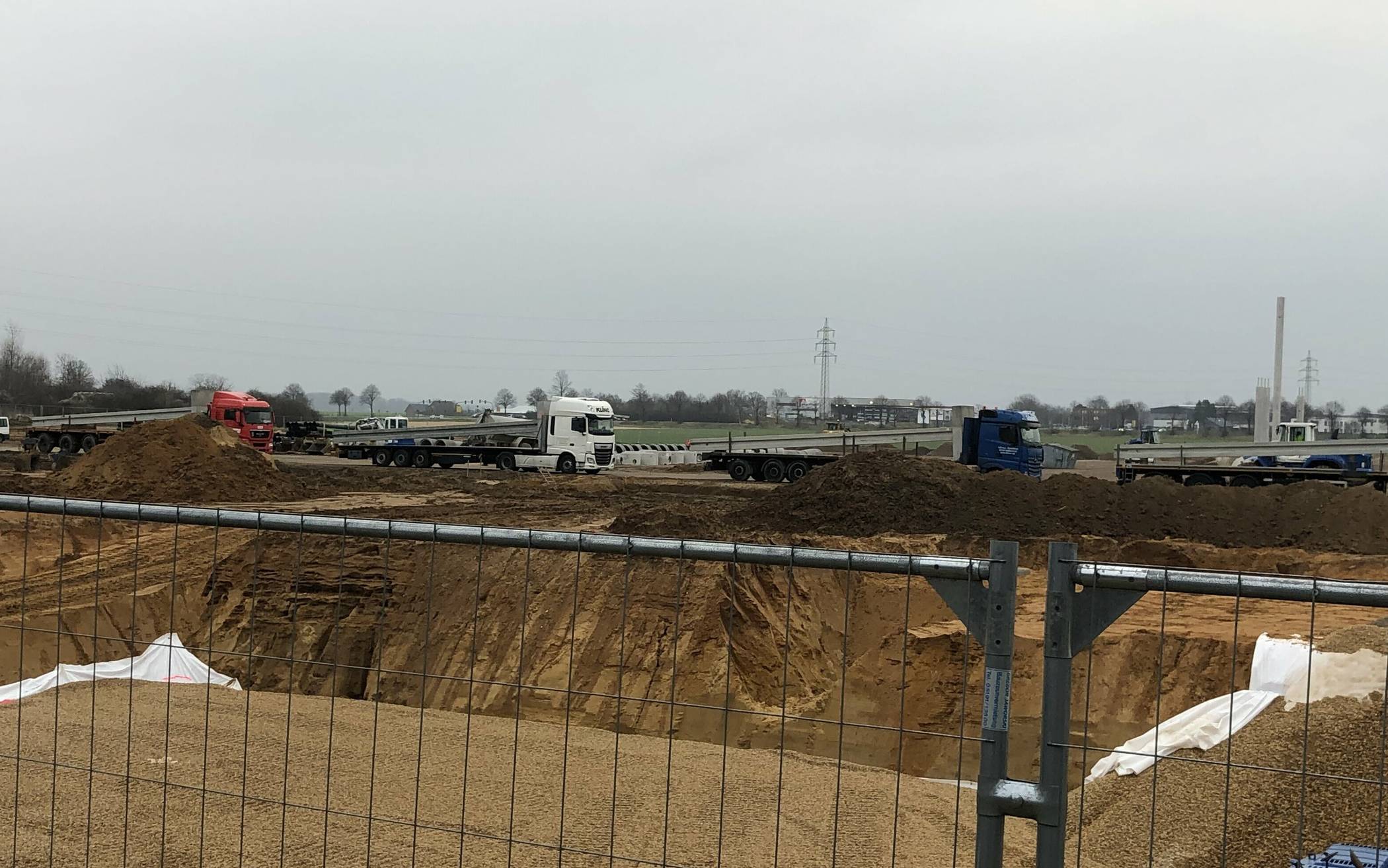  Zahlreiche Lkw verlassen tagtäglich die Baustelle und bringen Schlamm auf die umliegenden Straßen. 