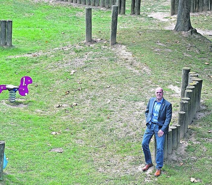  Klaus Krützen im Herbst 2019 auf dem großen und beliebten Abenteuerspielplatz neben der Realschule. Er gab sein Wort, dass dieses Kinder-Refugium auf jeden Fall erhalten bleibt. Und dem soll wohl auch so sein... 