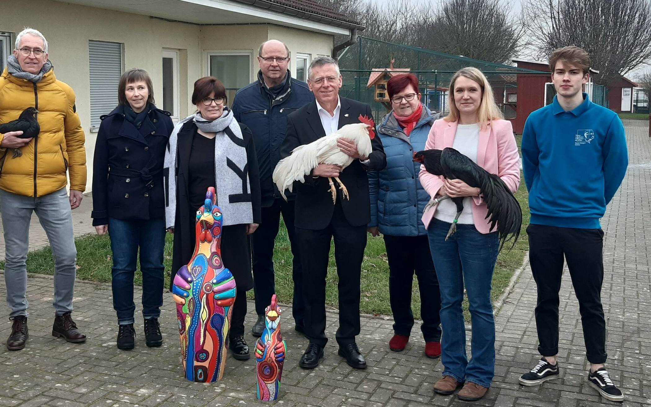  „H(e)Art“ - Huhn trifft Kunst: Landrat Hans-Jürgen Petrauschke mit Bertamaria Reetz auf dem Wissenschaftlichen Geflügelhof des BDRG in Rommerskirchen. 