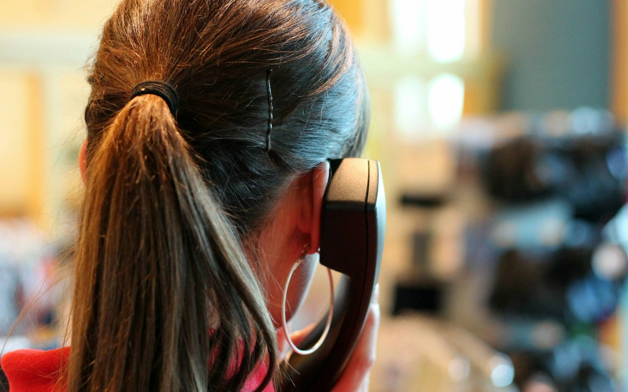  Das Hilfetelefon steht rund um die Uhr mit kompetenten Beraterinnen in 17 Sprachen zur Verfügung.  