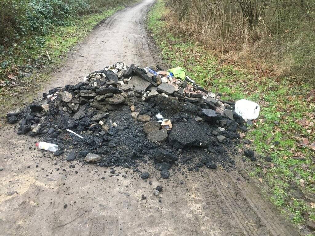 Teer- und Straßenschutt illegal entsorgt