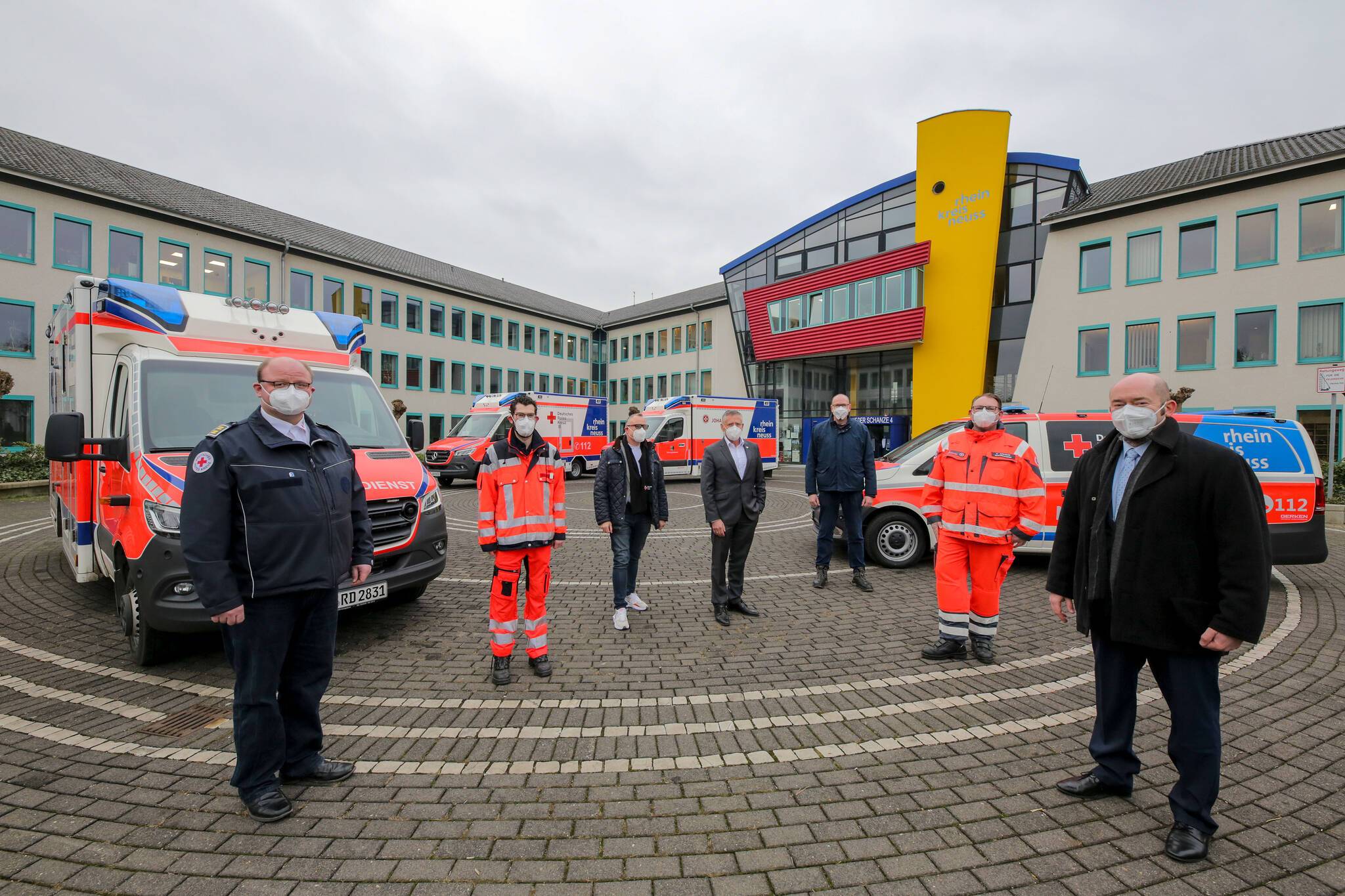 Neue Wagen für Rettungsdienst und Notärzte (von links): René Ueckert, Henrik Fritz, Michael Vucinaj, Landrat Hans-Jürgen Petrauschke, Marcus Mertens, Karsten Juchems und Richard Krings. 
