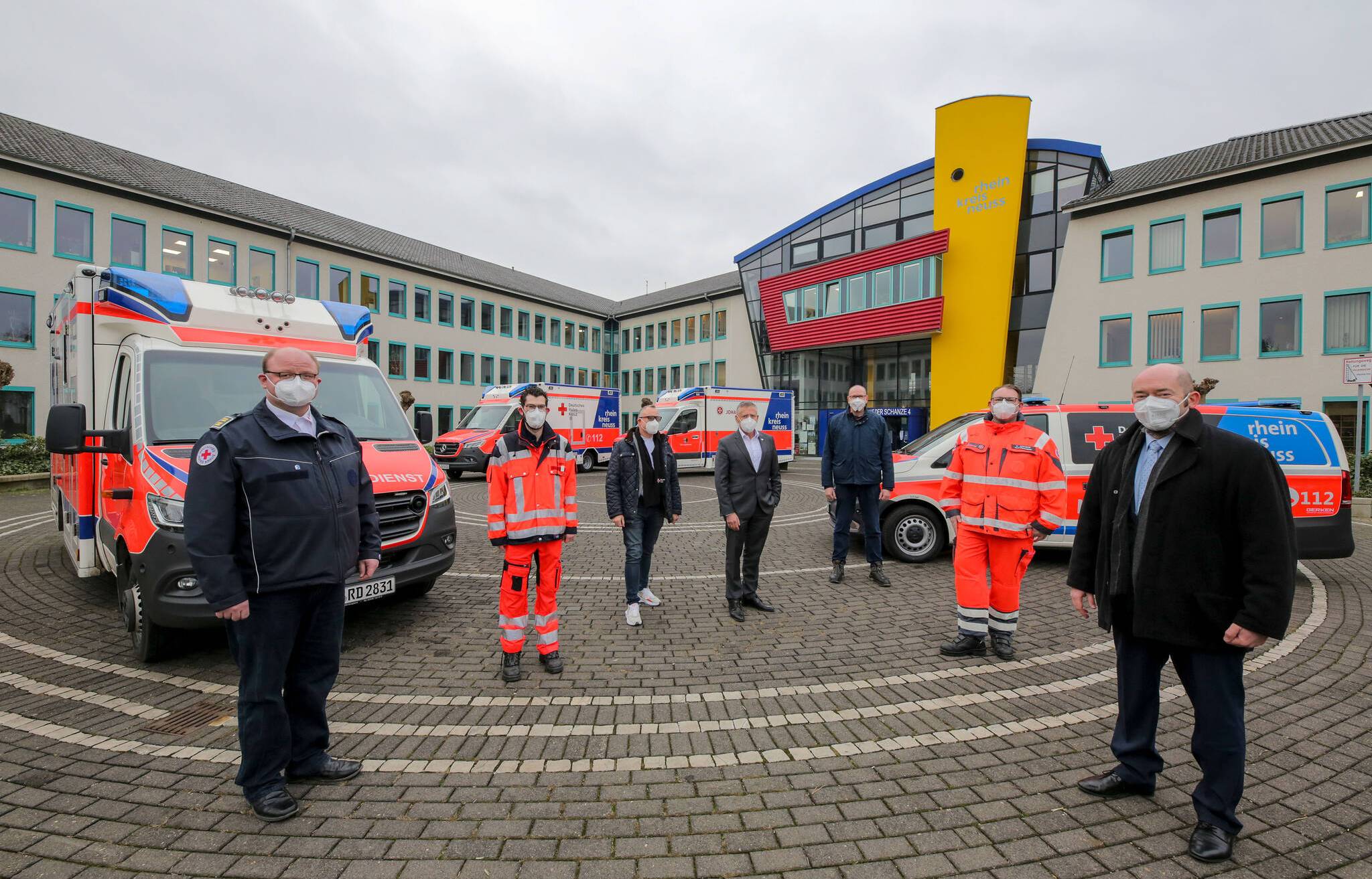  Neue Wagen für Rettungsdienst und Notärzte (von links): René Ueckert, Henrik Fritz, Michael Vucinaj, Landrat Hans-Jürgen Petrauschke, Marcus Mertens, Karsten Juchems und Richard Krings. 