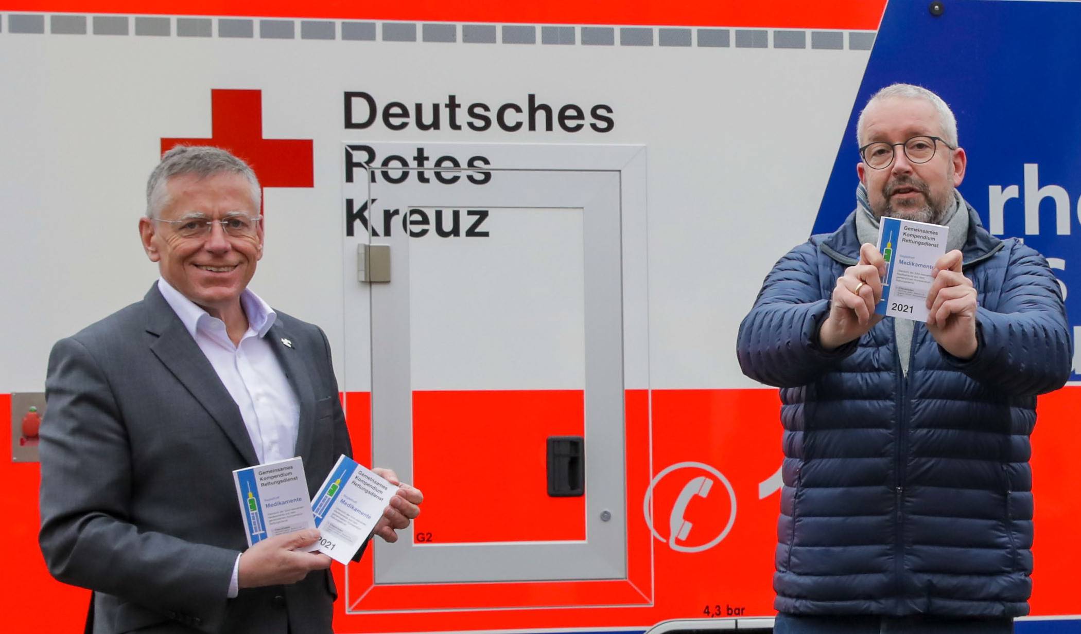  Landrat Hans-Jürgen Petrauschke, Jürgen Graw (Qualitätsbeauftragter für die Rettungsdienstorganisation) und Marc Zellerhoff (Ärztlicher Leiter Rettungsdienst im Rhein-Kreis) (v.l.) präsentieren das „Begleitheft Medikamente“ zur Unterstützung des Rettungsfachpersonals. 