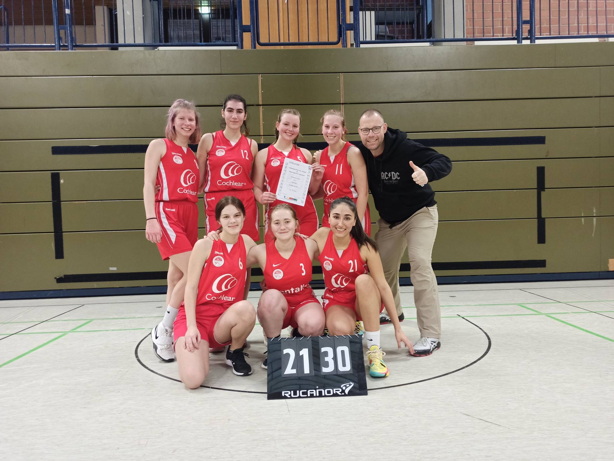  Die Mädchenmannschaft vom Gymnasium Jüchen zieht ins Landesfinale ein. 