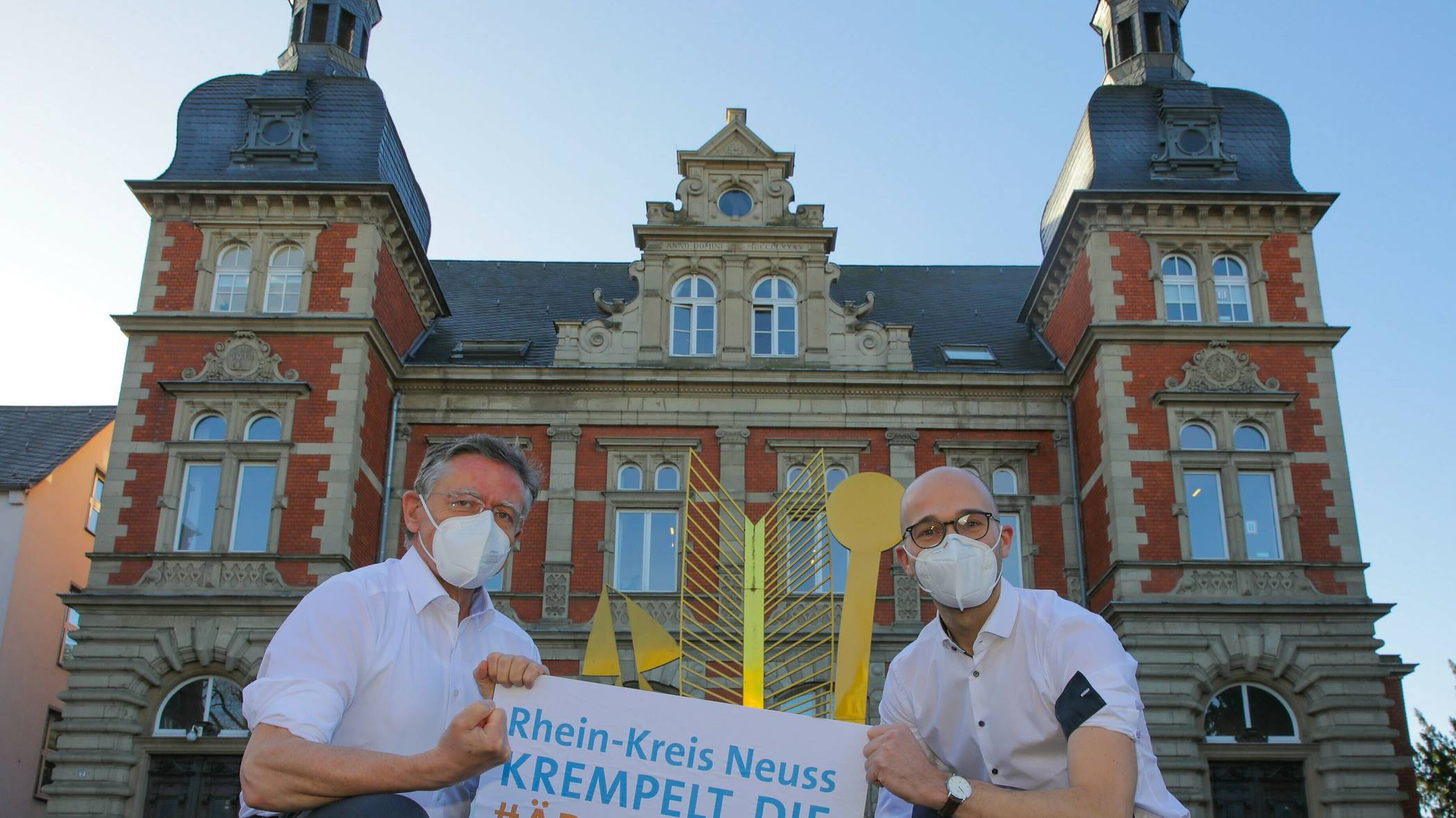  Landrat Petrauschke und Kreissprecher Josephs vor dem Ständehaus, das am 10. Februar grün erstahlen soll. 