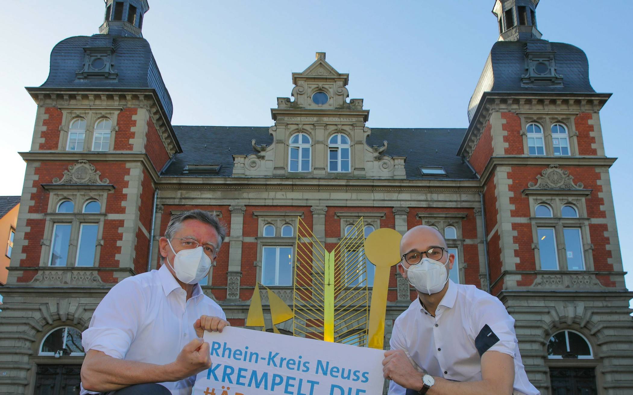  Landrat Petrauschke und Kreissprecher Josephs vor dem Ständehaus, das am 10. Februar grün erstahlen soll. 