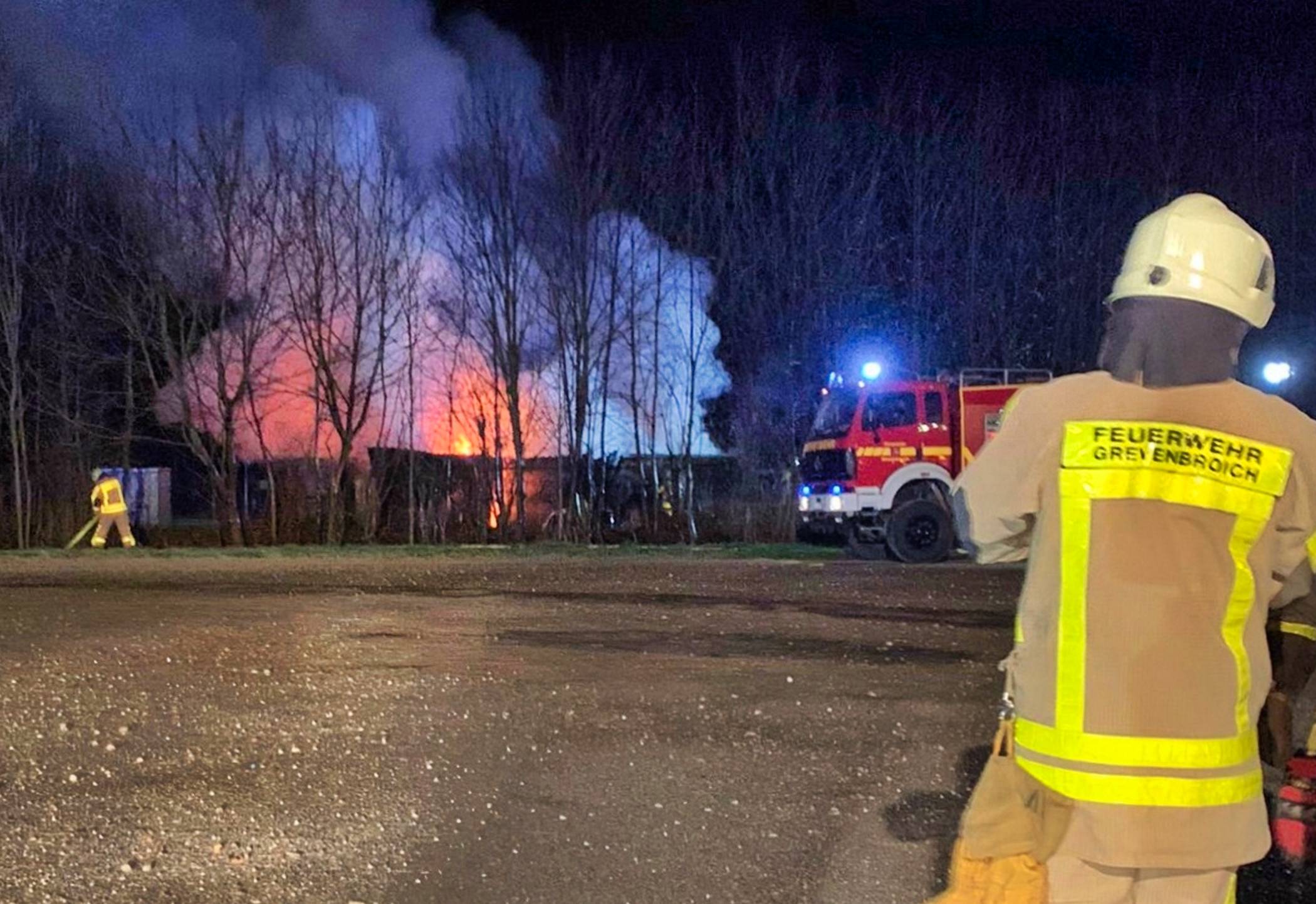  Ein Feuer zerstört das Gustorfer Sportlerheim. DieFeuerwehr verhindert eine Brandausbreitung ins Gelände. Stundenlange Löscharbeiten. 