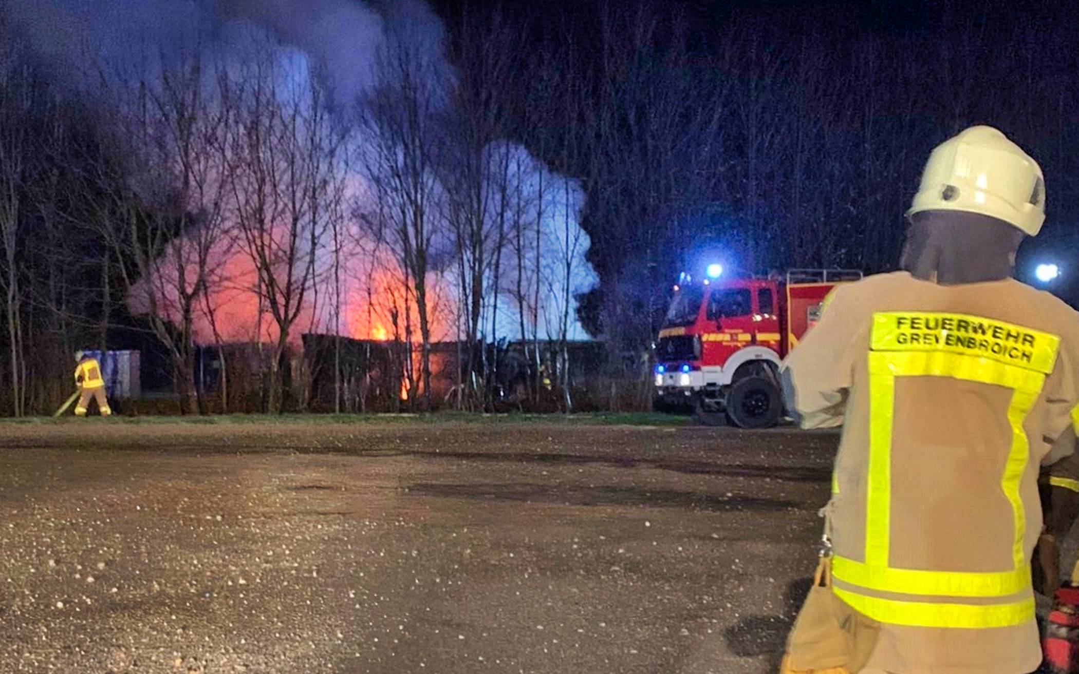  Ein Feuer zerstört das Gustorfer Sportlerheim. DieFeuerwehr verhindert eine Brandausbreitung ins Gelände. Stundenlange Löscharbeiten. 