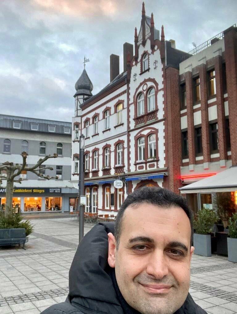  Bijan Djir-Sarais Selfie entstand auf dem Marktplatz. Er liebt es, aus der Berliner Anonymität nach Grevenbroich zu kommen, wo man immer auf Menschen treffe, die man kenne. Man denen man plaudern könne. 