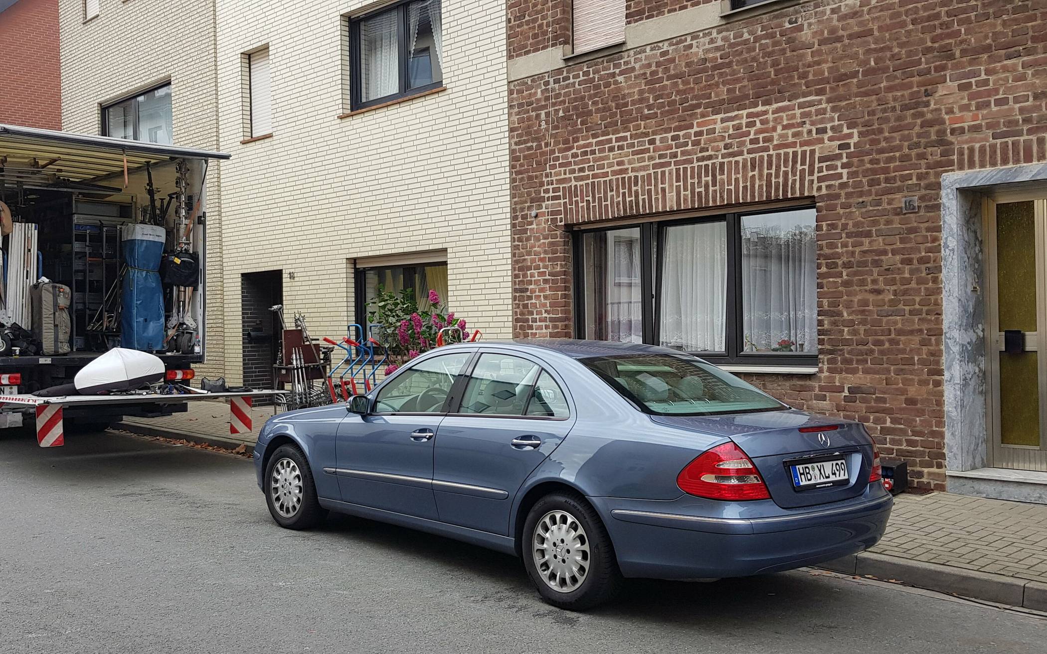  Jürgen Peter Elternhaus an der Friedhofstraße (rechts) wurde von der Film-Crew komplett eingerichtet und auch Autos mit Bremer Kennzeichen kamen zum Einsatz. 