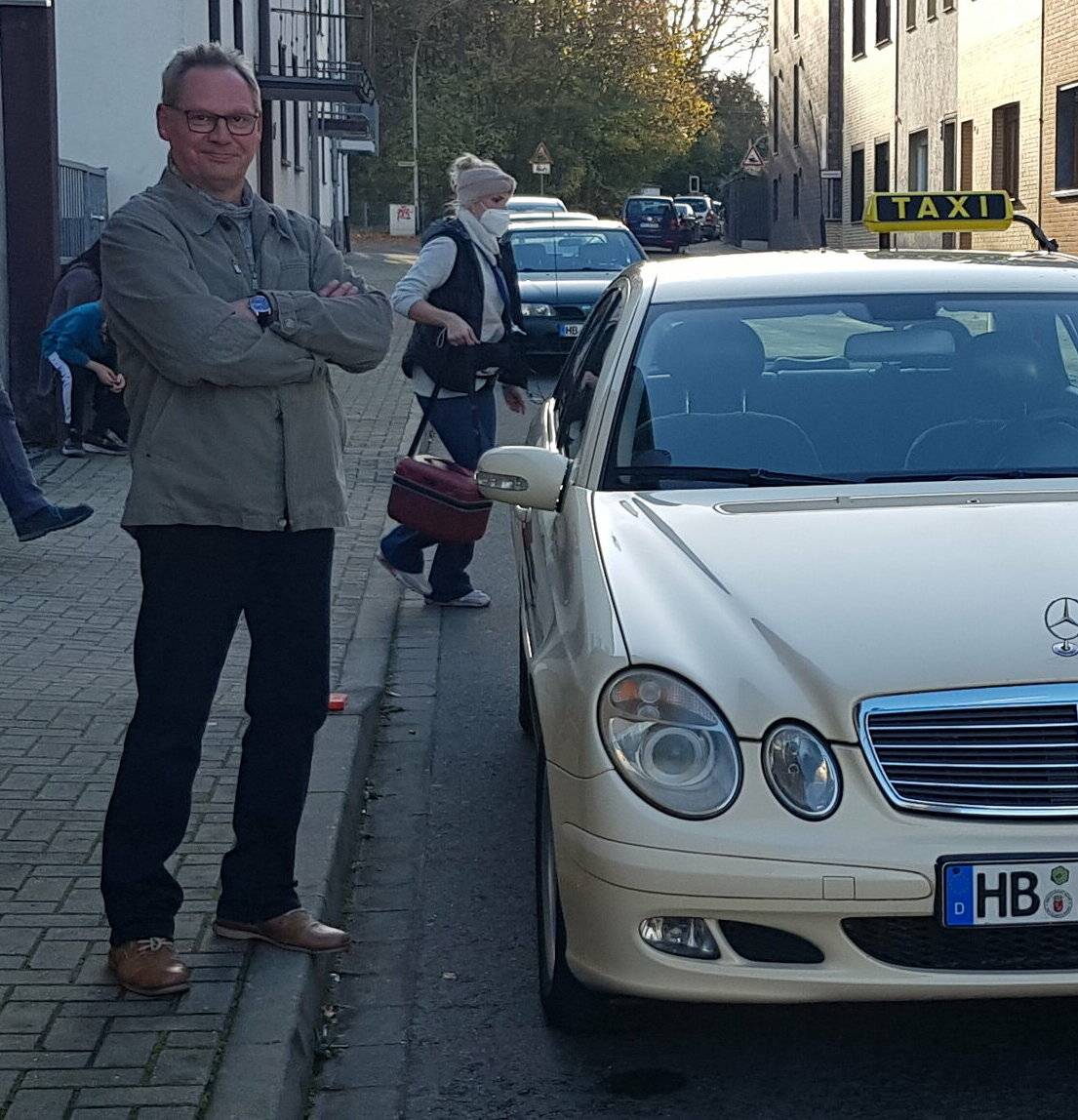 Jürgen Peters posiert stolz am Set des Films.  