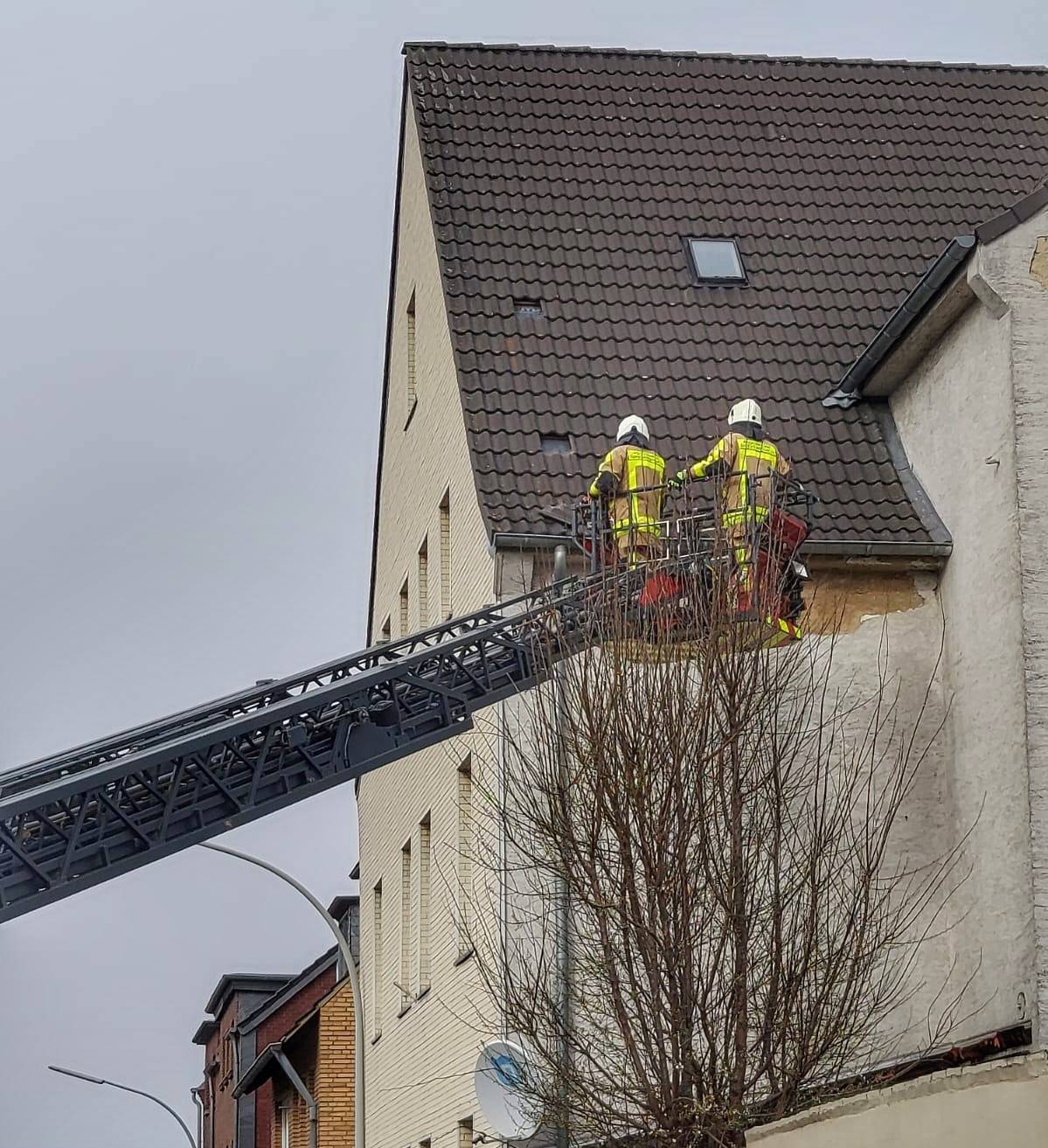  An der Frimmersdorfer Straße in Neurath hatten sich Dachziegeln gelöst.  