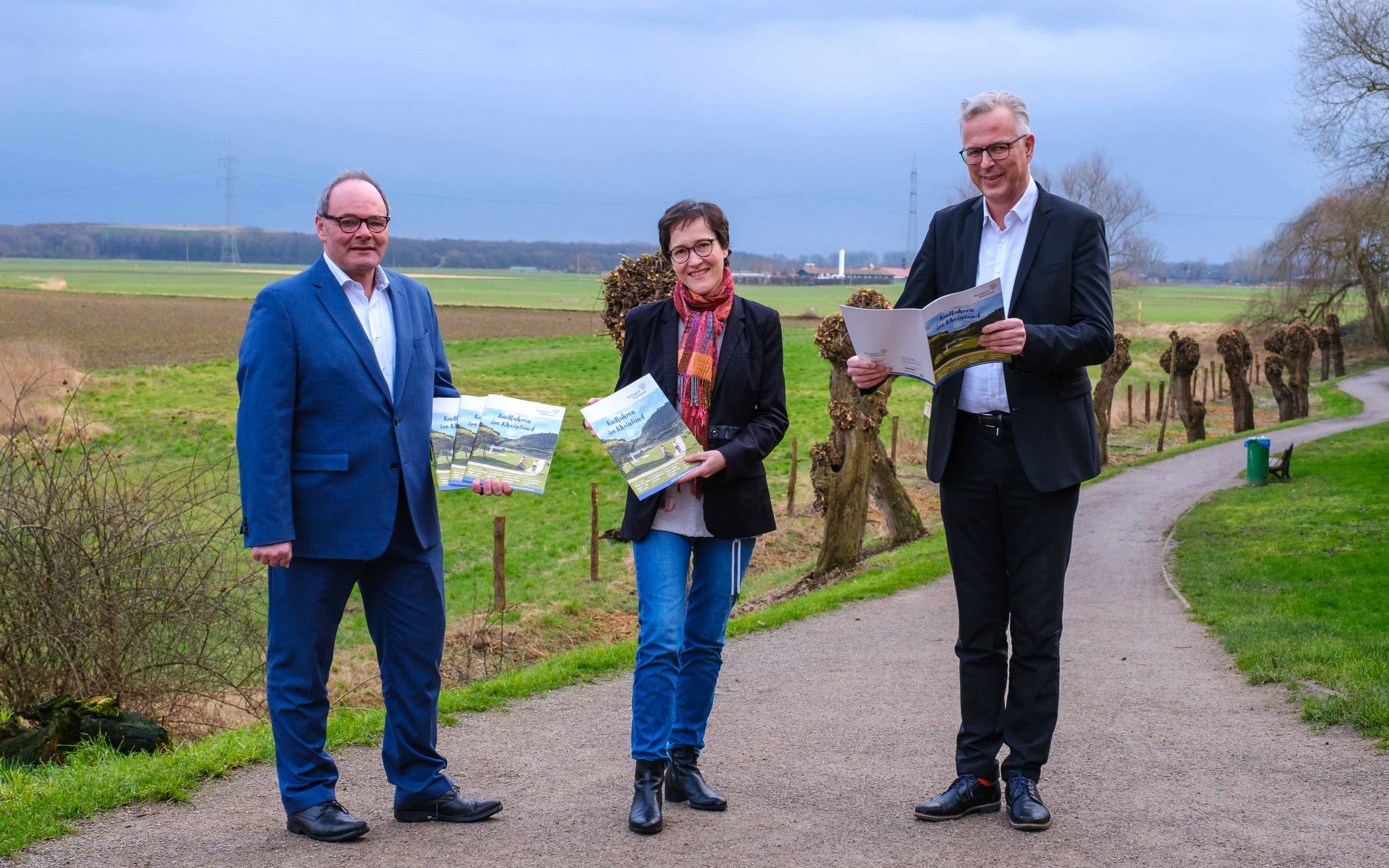  „Radfahren im Rheinland“ (von links): Robert Abts, Steffi Lorbeer und Kreisdirektor Dirk Brügge stellten das neue Magazin in der Zonser Rheinaue vor. 