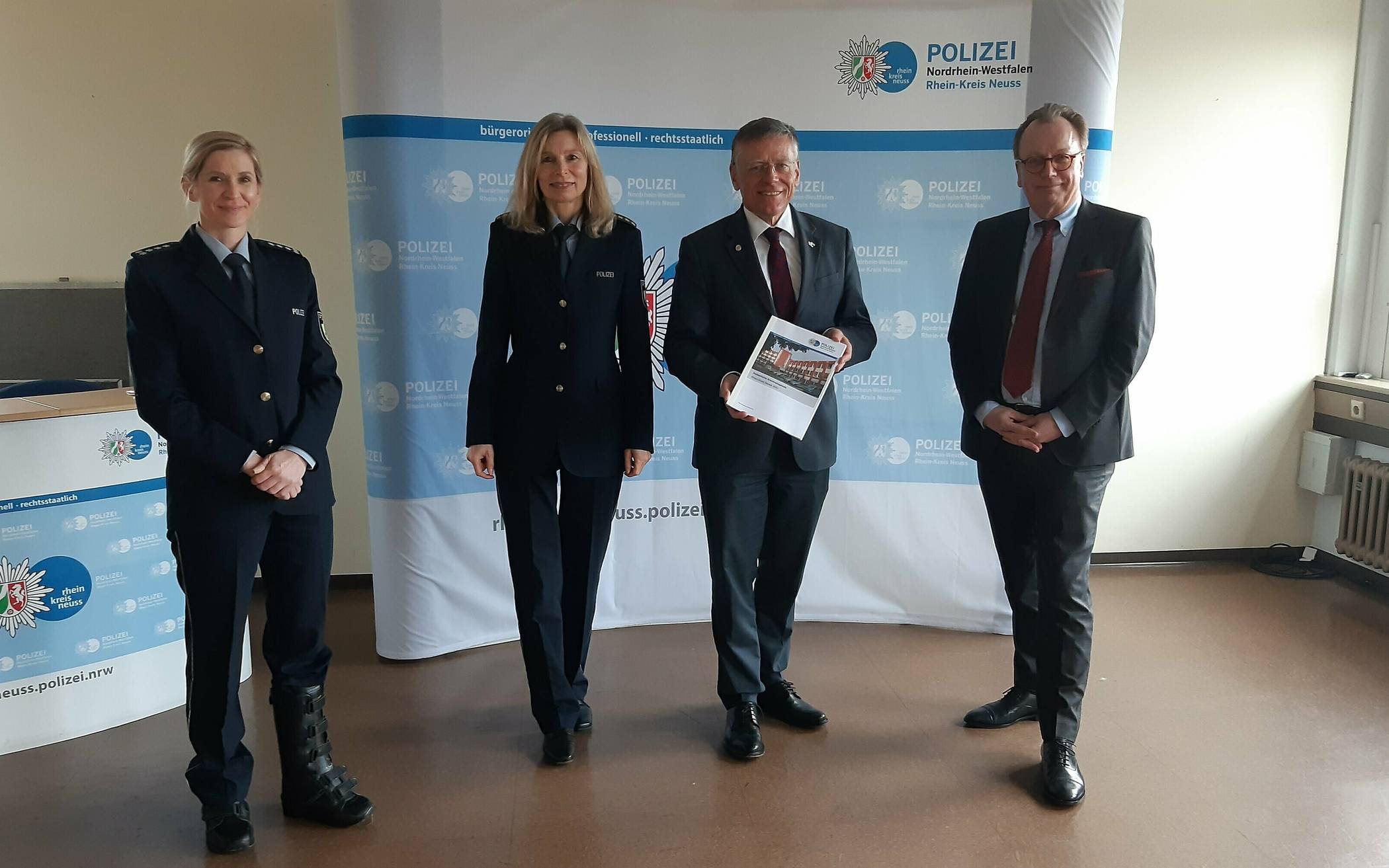  Von links: Pressesprecherin Claudia Suthor, Heidi Fahrenholtz (Abteilungsleiterin der Kreis-Polizeibehörde), Landrat Hans-Jürgen Petrauschke und Hans-Werner Winkelmann (Leiter der Direktion Kriminalität). 		 