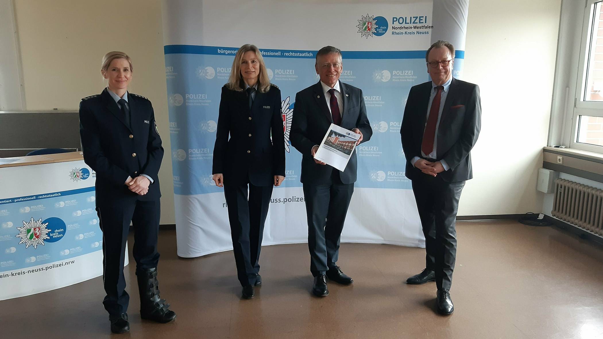  Von links: Pressesprecherin Claudia Suthor, Heidi Fahrenholtz (Abteilungsleiterin der Kreis-Polizeibehörde), Landrat Hans-Jürgen Petrauschke und Hans-Werner Winkelmann (Leiter der Direktion Kriminalität). 		 