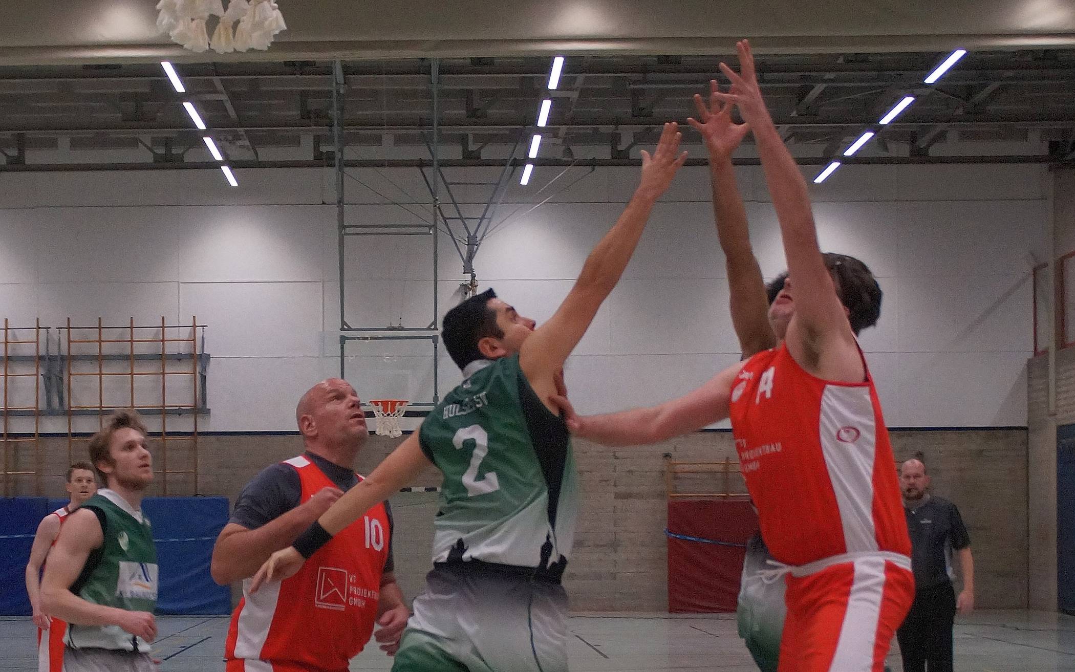  Björn Pütz (Nummer 10) und Tim Kaminski (Nummer 14) beim Versuch, gegen den Hülser SV zum Korberfolg zu kommen.  