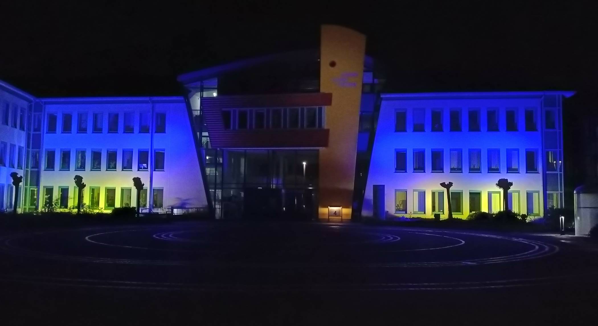  Aus Solidarität mit der von Russland angegriffenen Ukraine erstrahlt das Kreishaus in Grevenbroich abends in den Nationalfarben Blau und Gelb. 
