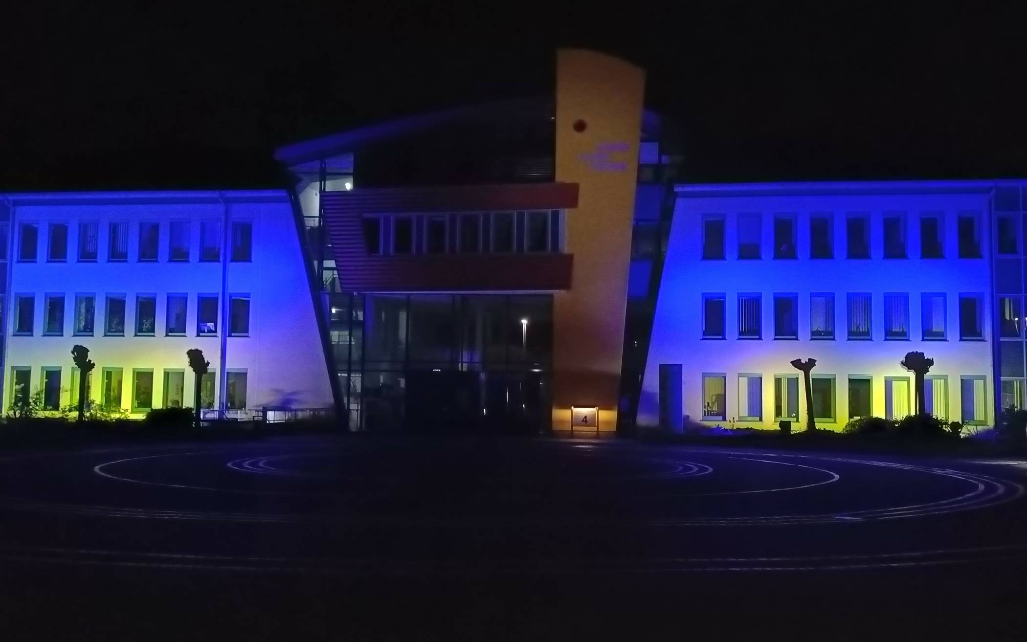  Aus Solidarität mit der von Russland angegriffenen Ukraine erstrahlt das Kreishaus in Grevenbroich abends in den Nationalfarben Blau und Gelb. 