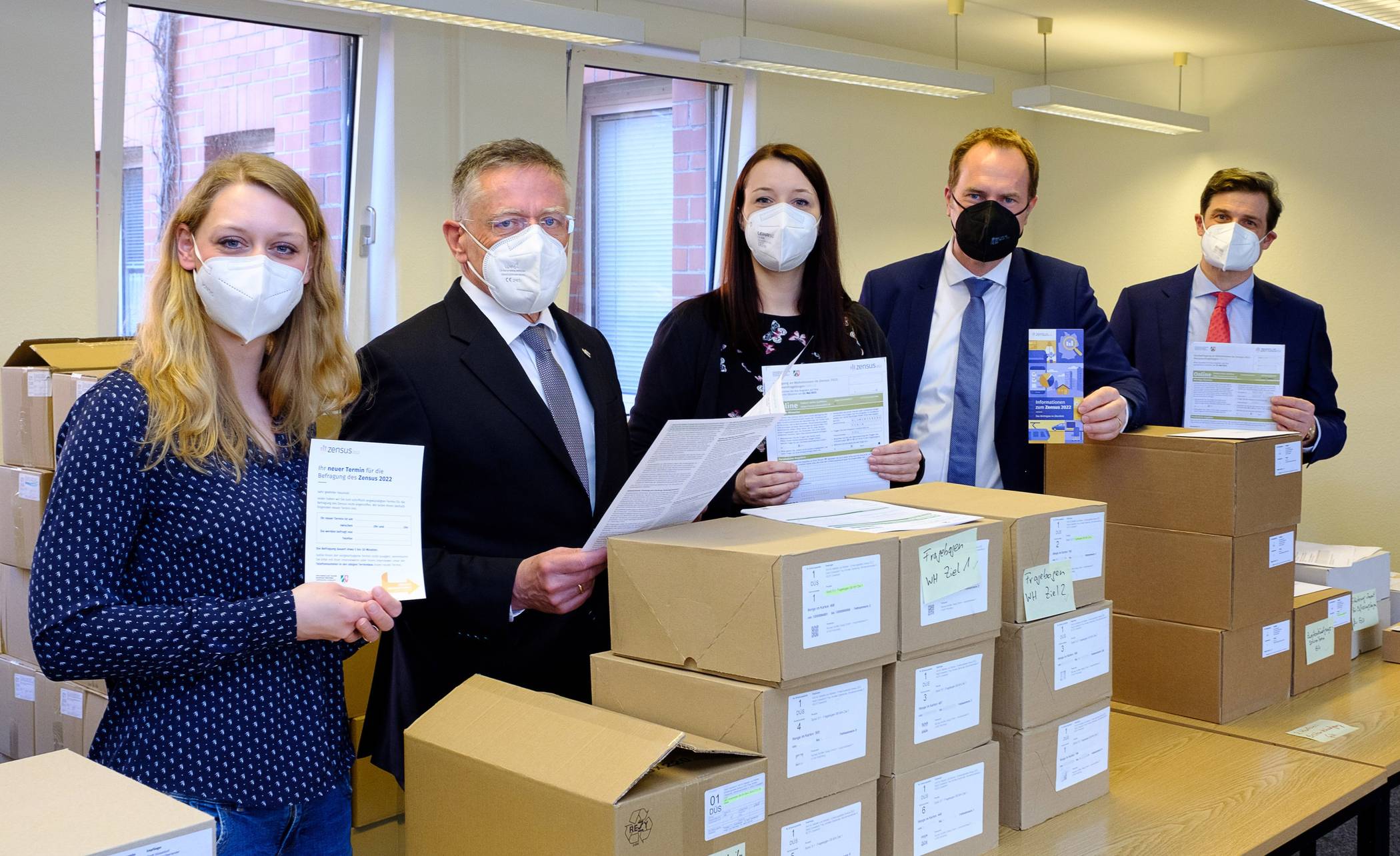  Für die Durchführung des „Zensus 2022“ wird die Landeshauptstadt Düsseldorf zusätzlich die Aufgaben der örtlichen Erhebungsstelle des Rhein-Kreises übernehmen. Düsseldorfs Oberbürgermeister Dr. Stephan Keller, Hans-Jürgen Petrauschke, Landrat des Rhein-Kreises Neuss, und Christian Zaum, Beigeordneter der Landeshauptstadt Düsseldorf, besuchten die gemeinsame Erhebungsstelle „Zensus 2022“. 