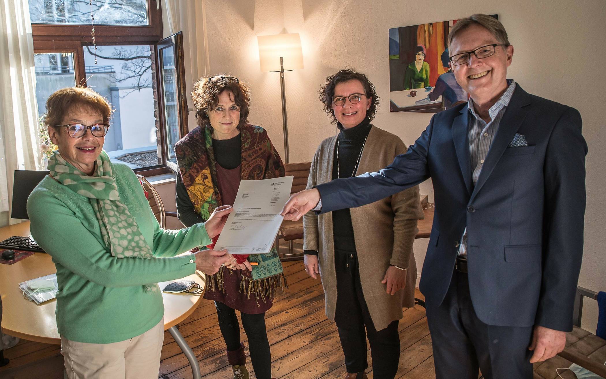  Karsten Mnkowski  und Barbara Albrecht überreichen den Kooperatinsvertrag mit der Frauenbertungstelle an Doris Hermichen und Christa Schwandner. 