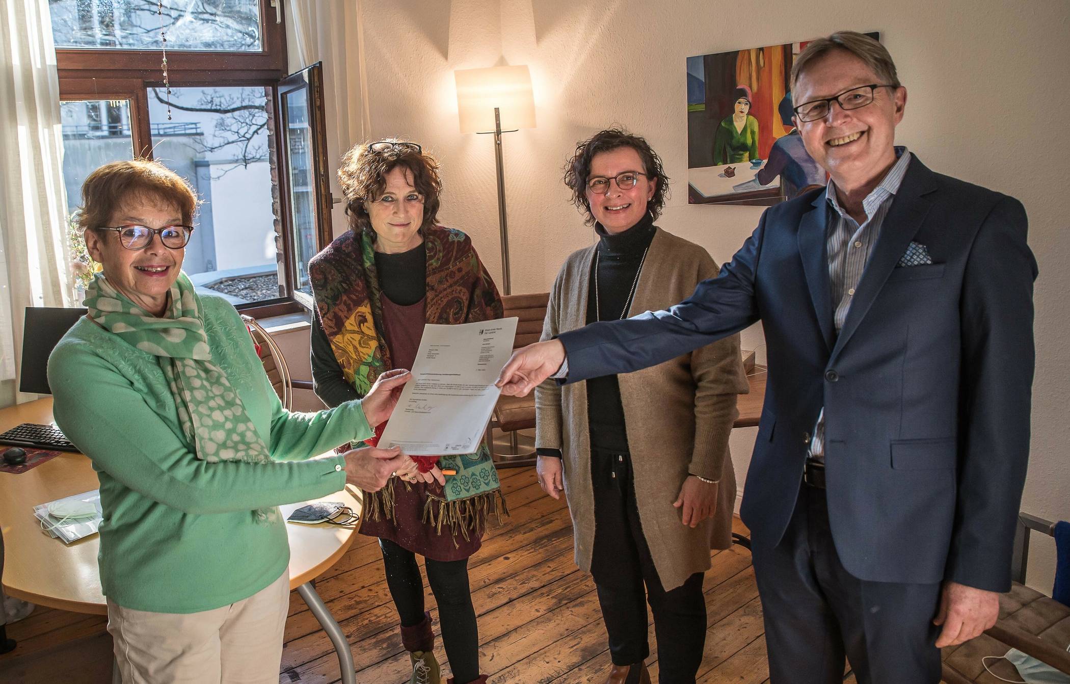  Karsten Mnkowski  und Barbara Albrecht überreichen den Kooperatinsvertrag mit der Frauenbertungstelle an Doris Hermichen und Christa Schwandner. 