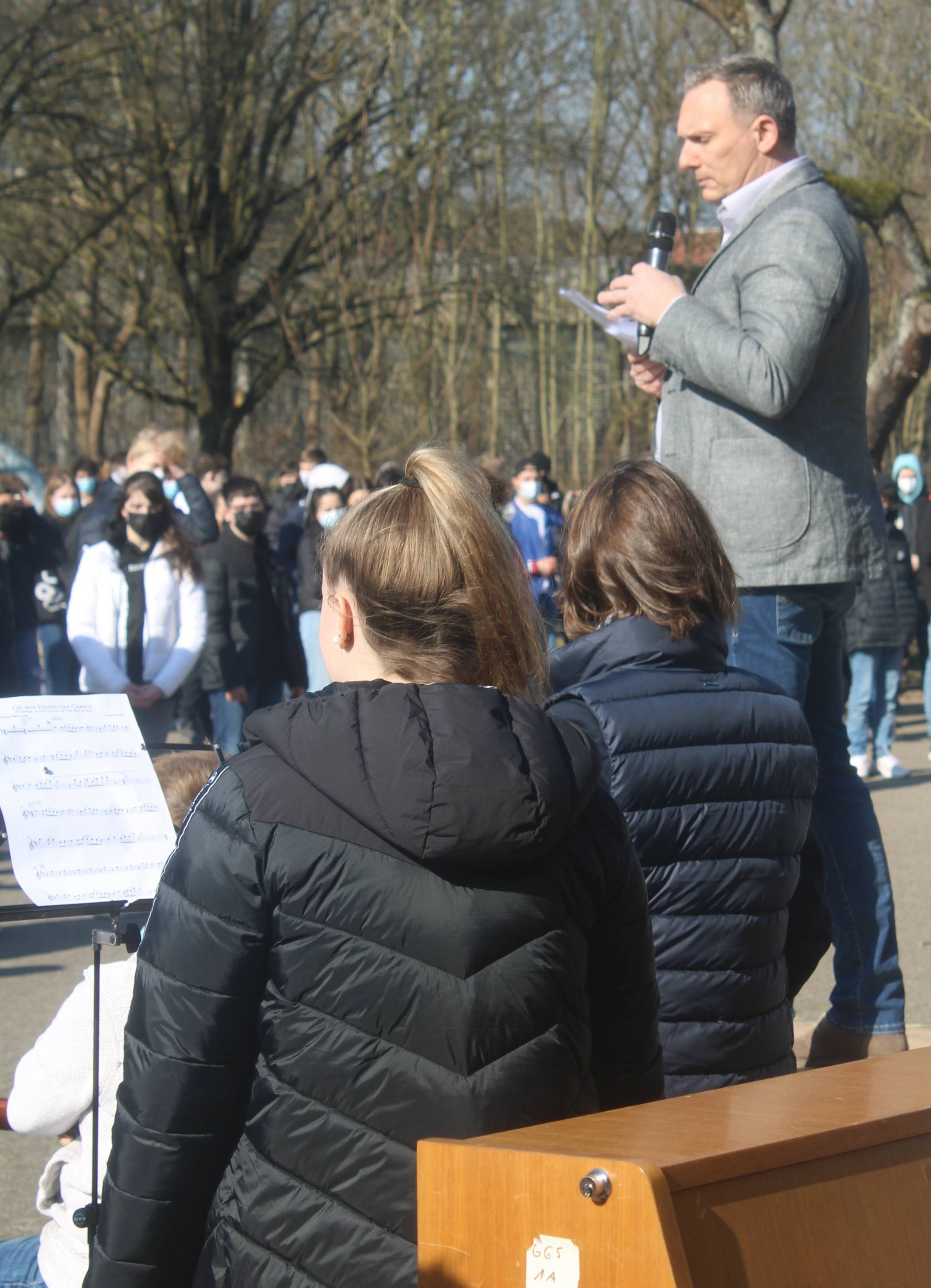  Der Schulleiter: „Das Ausmaß des Leids und der Zerstörungen macht uns sprachlos.“ 