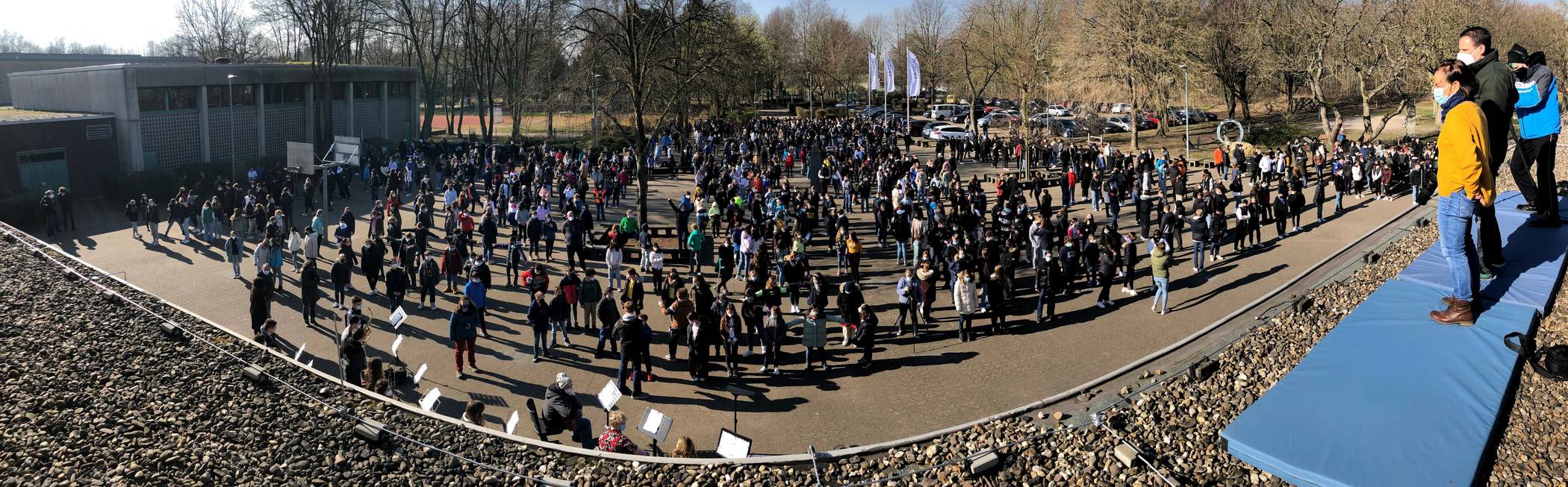  Die komplette Schulfamilie des Pascal-Gymnasiums kam auf dem Schulhof zusammen, um ein Zeichen für den Frieden in der Welt zu setzen. 