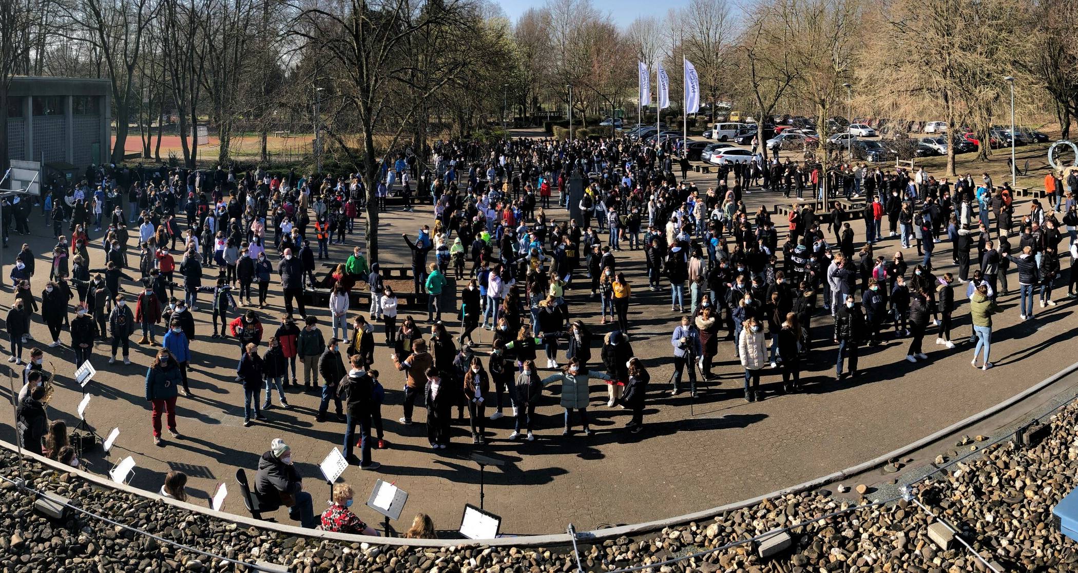  Die komplette Schulfamilie des Pascal-Gymnasiums kam auf dem Schulhof zusammen, um ein Zeichen für den Frieden in der Welt zu setzen. 