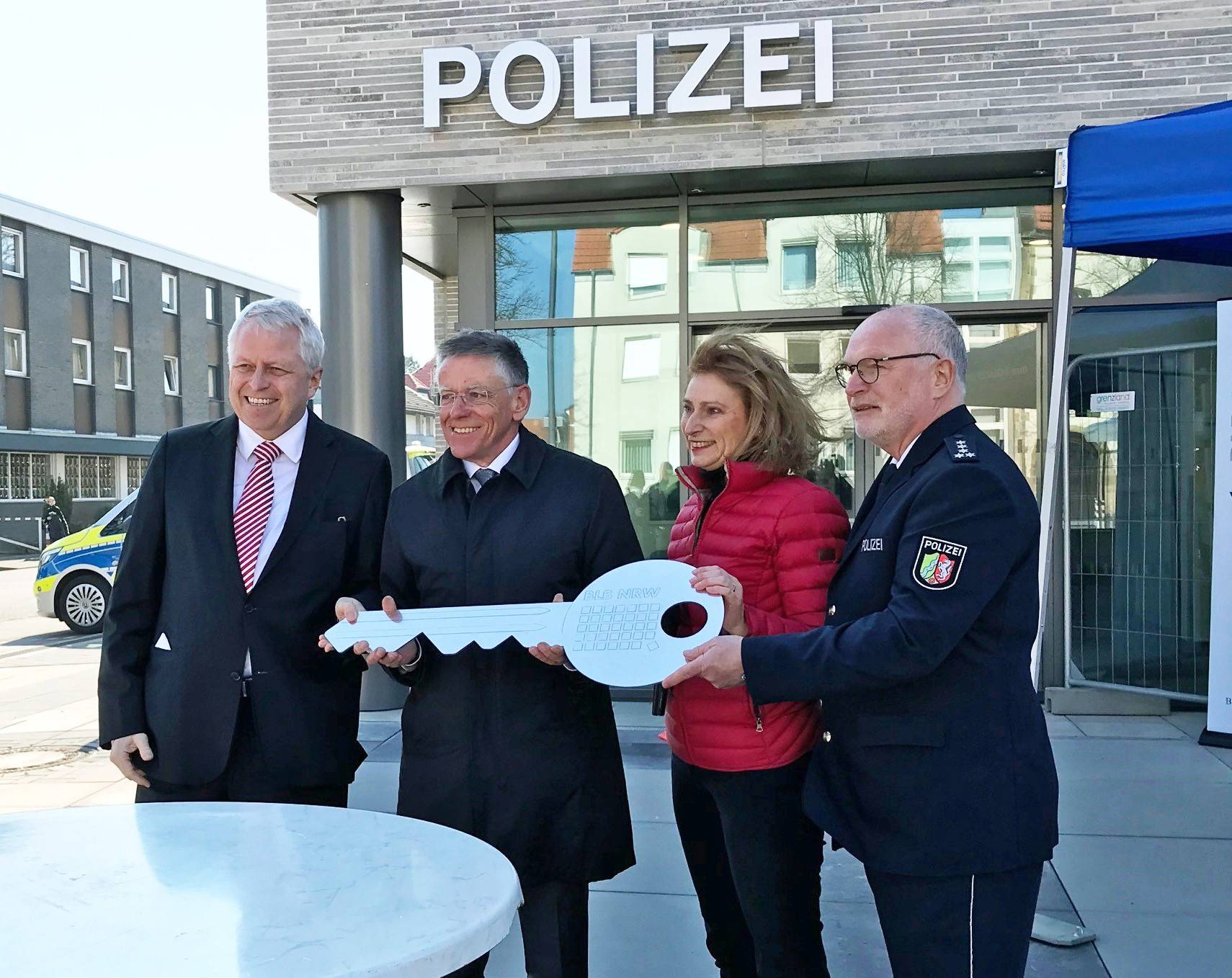  Schlüsselübergabe bei Einweihung des neuen Polizeidienstgebäudes Grevenbroich. Personen: Staatssekretär Jürgen Mathies, Landrat Hans-Jürgen Petrauschke, Leiterin der BLB Düsseldorf Elke Kolfen, Wachleiter Bernhard Wöltgen. 
