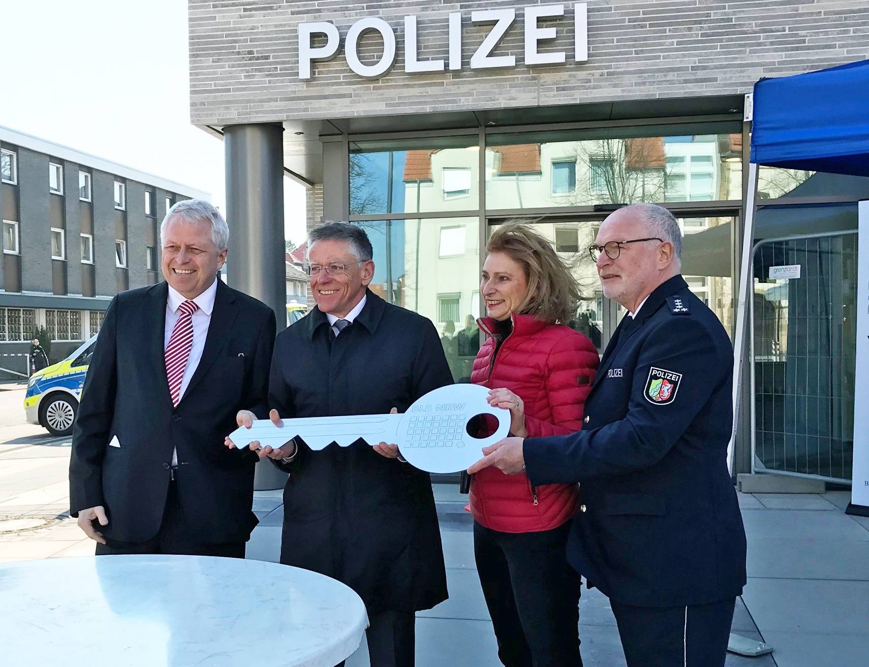 Schlüsselübergabe bei Einweihung des neuen Polizeidienstgebäudes