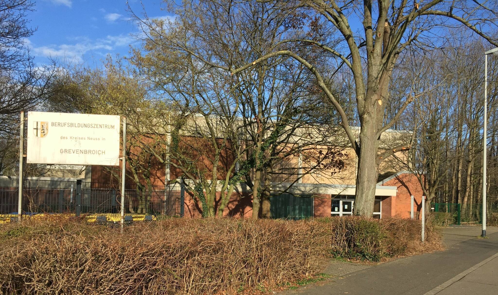  In den Turnhallen des Berufs-Bildungs-Zentrums richtet der Rhein-Kreis eine Unterkunft für bis zu 300 Geflüchtete aus der Ukraine ein.   