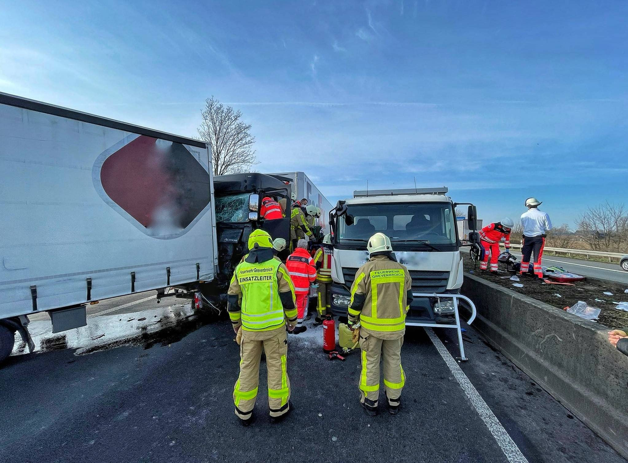  Drei Lkw und ein Pkw waren in den Unfall verwickelt. 