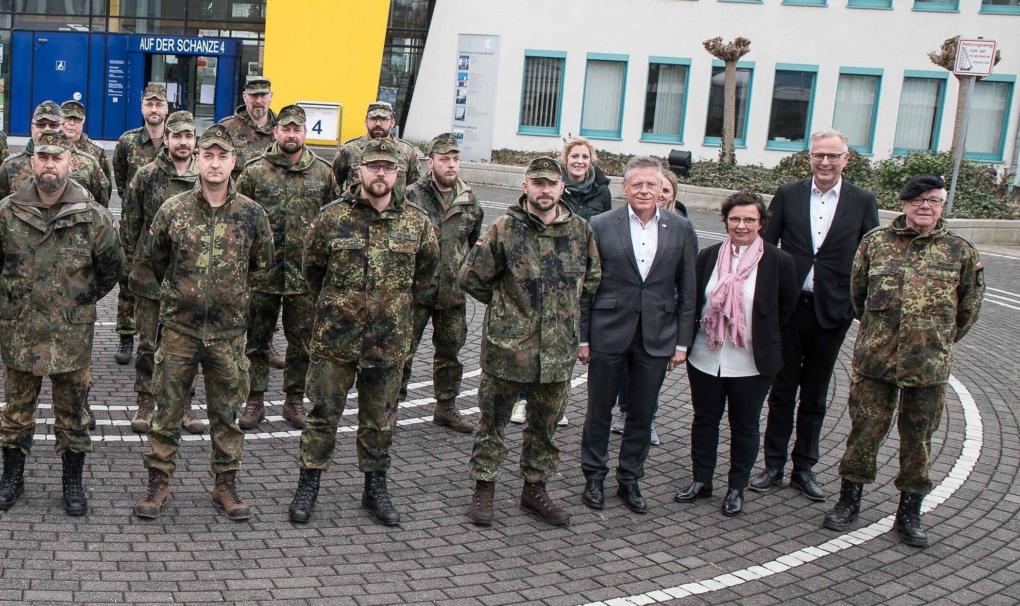  Landrat Hans-Jürgen Petrauschke, Kreisdirektor Dirk Brügge und Gesundheitsamtsleiterin Barbara Albrecht verabschiedeten die Bundeswehrkräfte. 