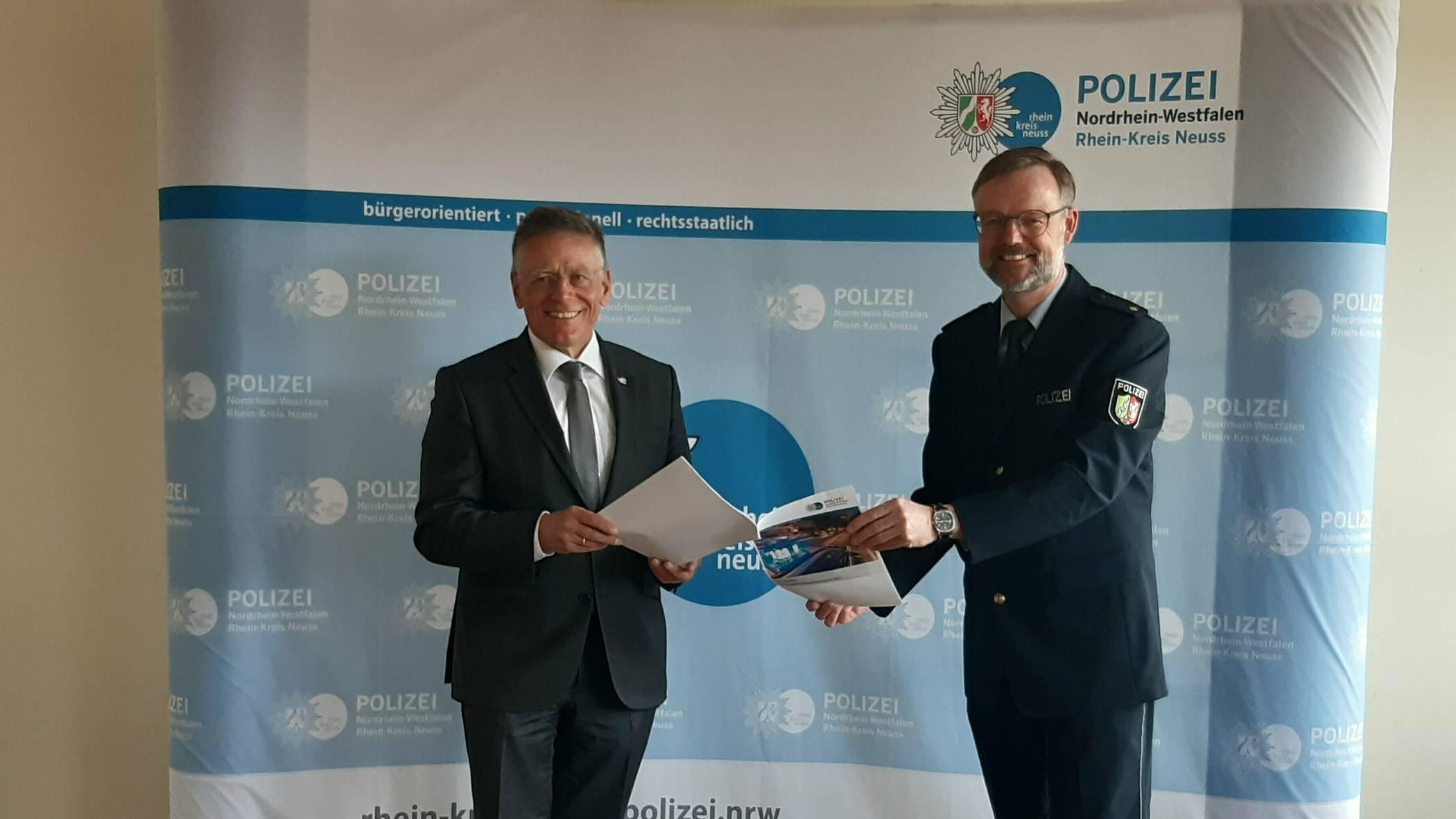  Landrat Hans-Jürgen Petrauschke und Polizeirat Andreas Bruns, Leiter der Direktion Verkehr, stellten die Verkehrsunfallstatistik 2021 vor.  
