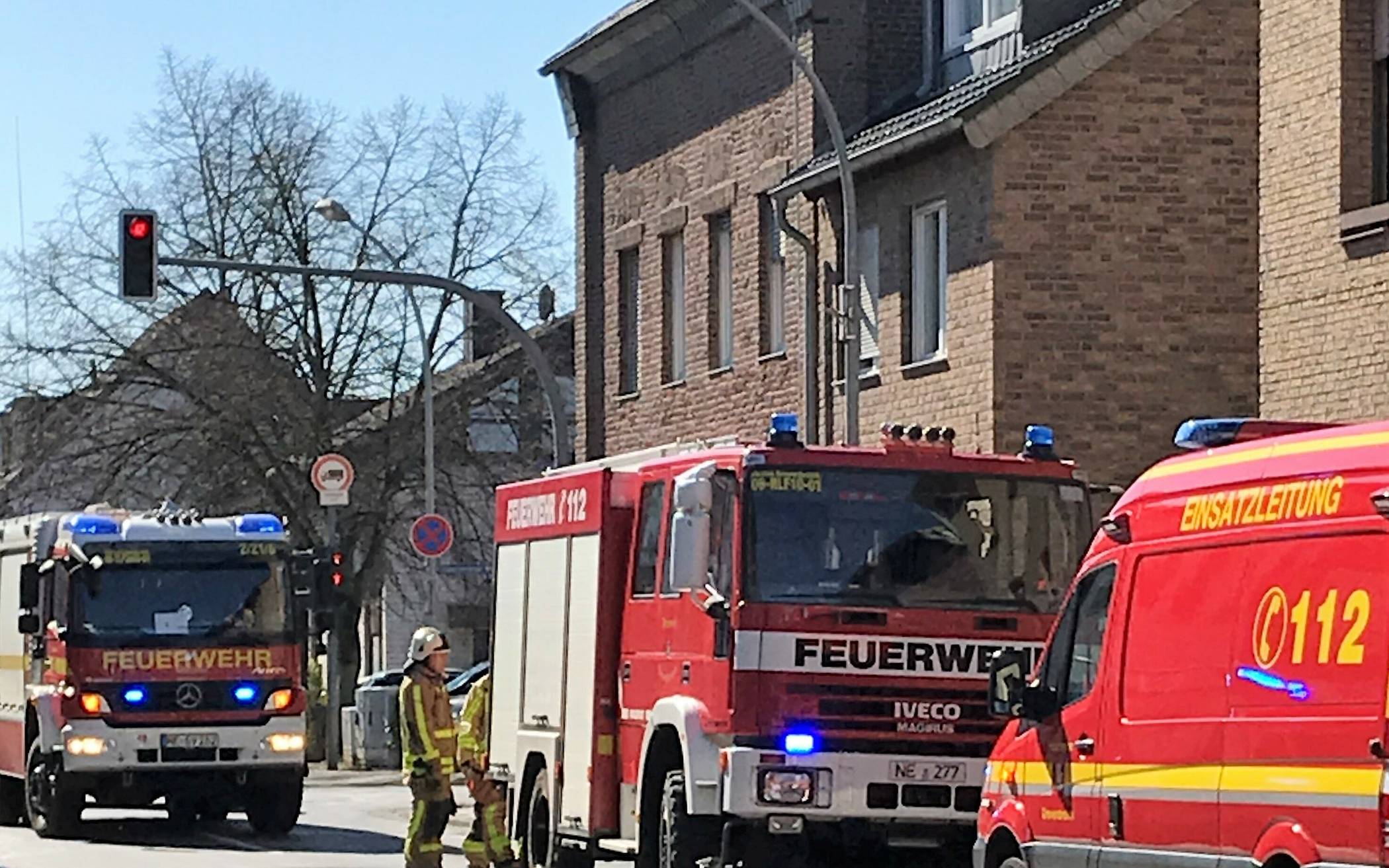  Eingesetzt vor Ort waren rund 25 Einsatzkräfte, neben den Kräften der hauptamtlichen Wache auch Ehrenamtler der Löscheinheiten aus Wevelinghoven, Hemmerden und Stadtmitte. 