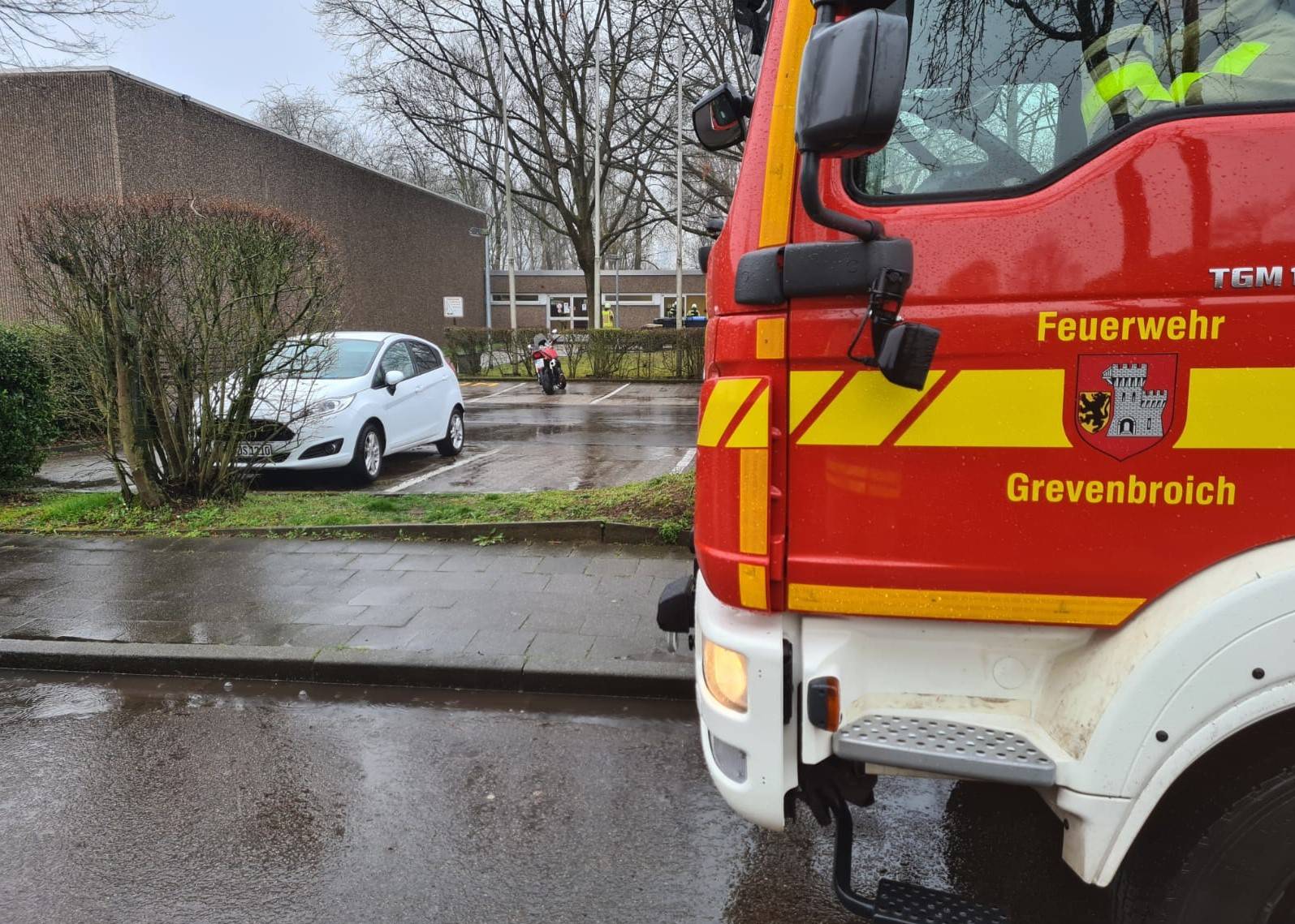 Die Sporthalle wurde durch die Einsatzkräfte