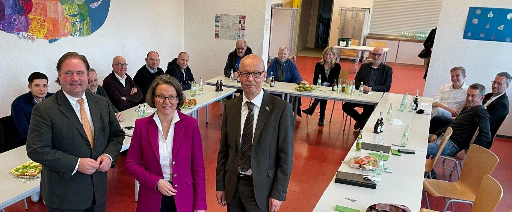 Gemeinsamer Austausch: Lutz Lienenkämper, Harald Zillikens und Ina Scharrenbach mit den Vereins-Vertretern.   