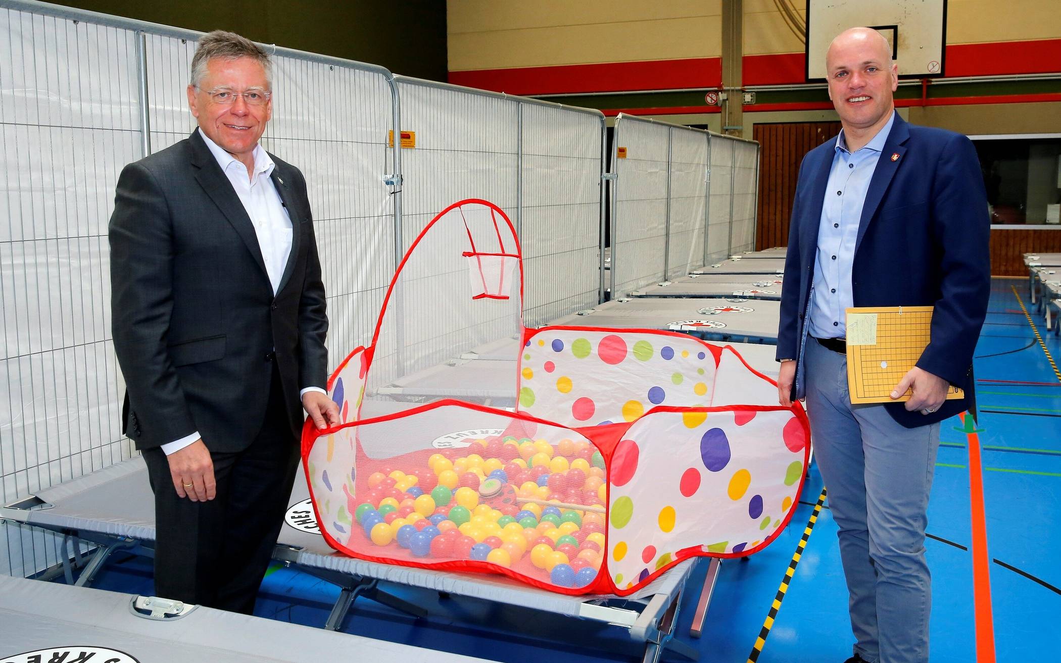  Landrat Hans-Jürgen Petrauschke und Bürgermeister Klaus Krützen bei der Übergabe der vom Rhein-Kreis hergerichteten Notunterkunft für Flüchtlinge an die Stadt Grevenbroich. 