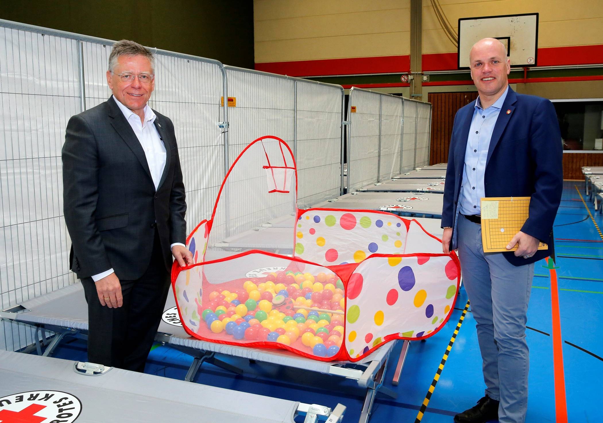  Landrat Hans-Jürgen Petrauschke und Bürgermeister Klaus Krützen bei der Übergabe der vom Rhein-Kreis hergerichteten Notunterkunft für Flüchtlinge an die Stadt Grevenbroich. 
