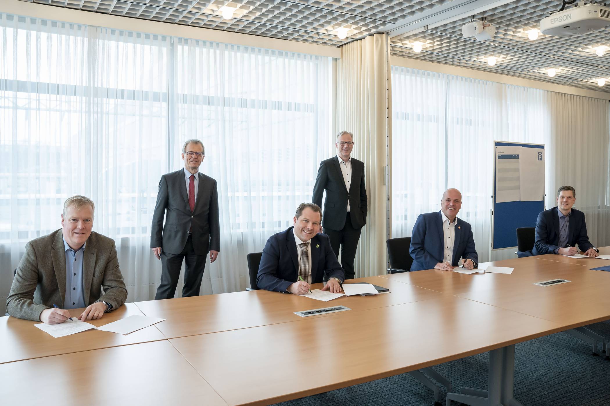 PSW-Geschäftsführer Erik Schöddert, RWE Power-Spartenleiter Michael Eyll-Vetter, Bürgermeister Dr. Martin Mertens (Rommerskirchen), Kreisdirektor Dirk Brügge (Rhein-Kreis), Bürgermeister Klaus Krützen (Grevenbroich) und PSW-Geschäftsführer Henk Brockmeyer (von links). 