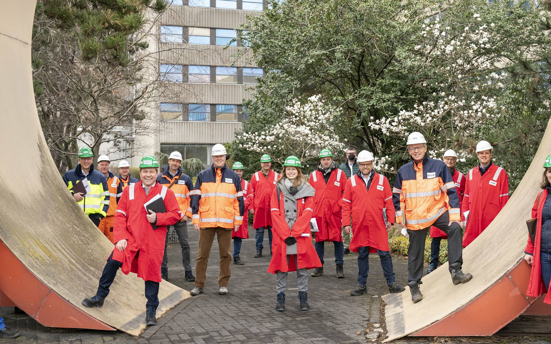  Das Foto zeigt die Arbeitsgruppe vor dem Kraftwerk Neurath. 