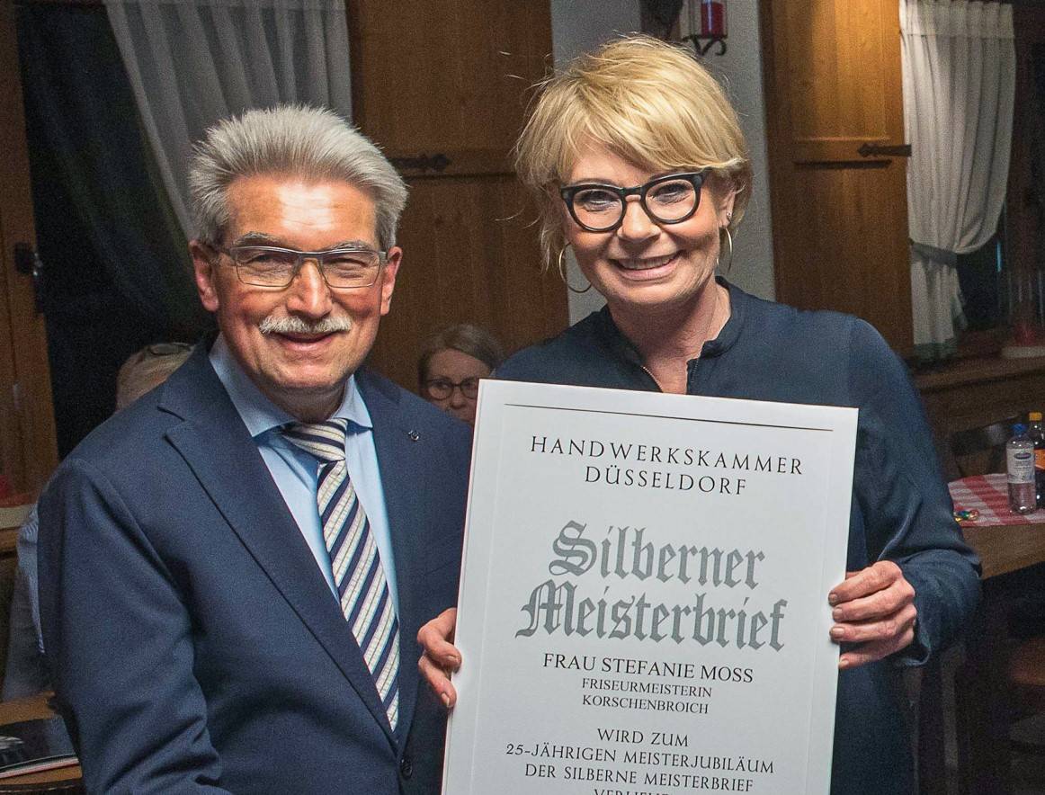  Über den Silbernen Meisterbrief freute sich Stefanie Moss hier zusammen mit Obermeister Helmut Filz. 