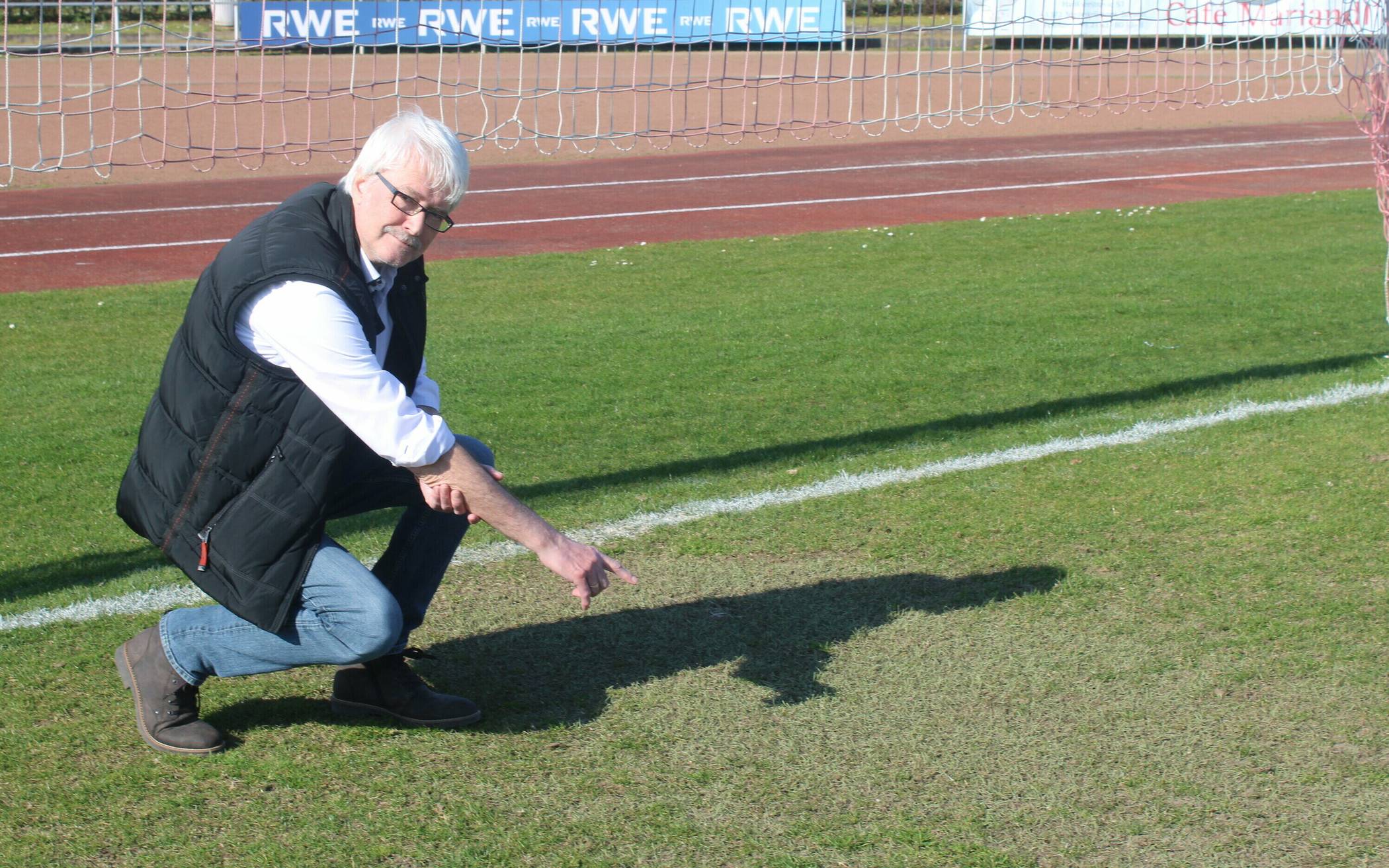 Friedel Geuenich auf dem maladen Hybrid-Rasen