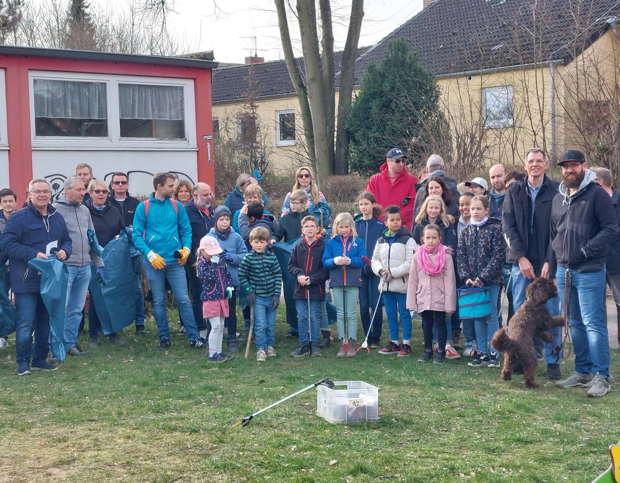  Viele fleißige Kapellener halfen dabei, ihre Heimat vom Müll zu befreien. 