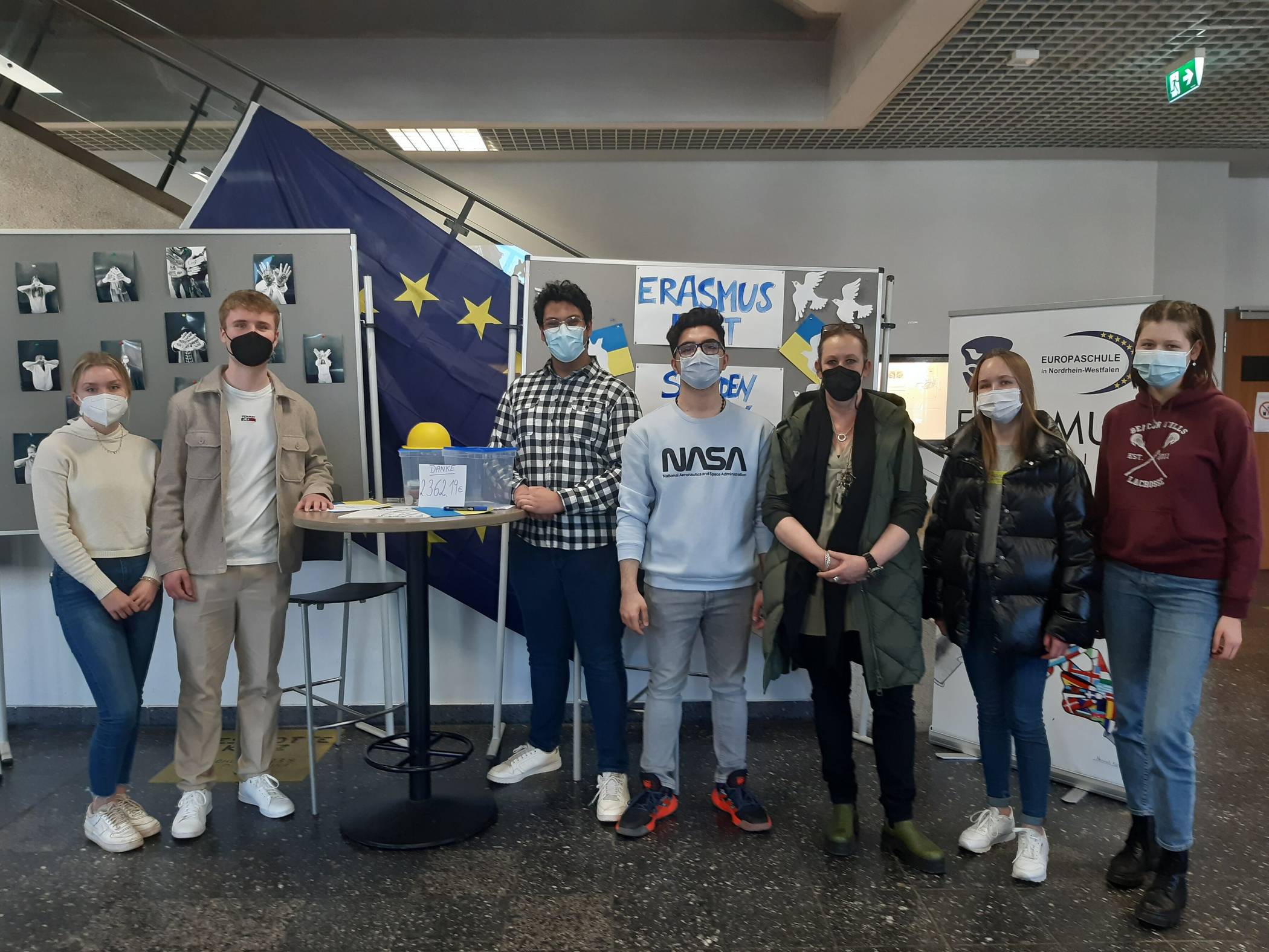  Für Schülerin Valvara Kovalchuk (Zweite von rechts) hat die Spendenaktion, für die Lehrerin Kerstin Wichelhaus (Dritte von rechts) den Anstoß gab, eine besondere Bedeutung. 